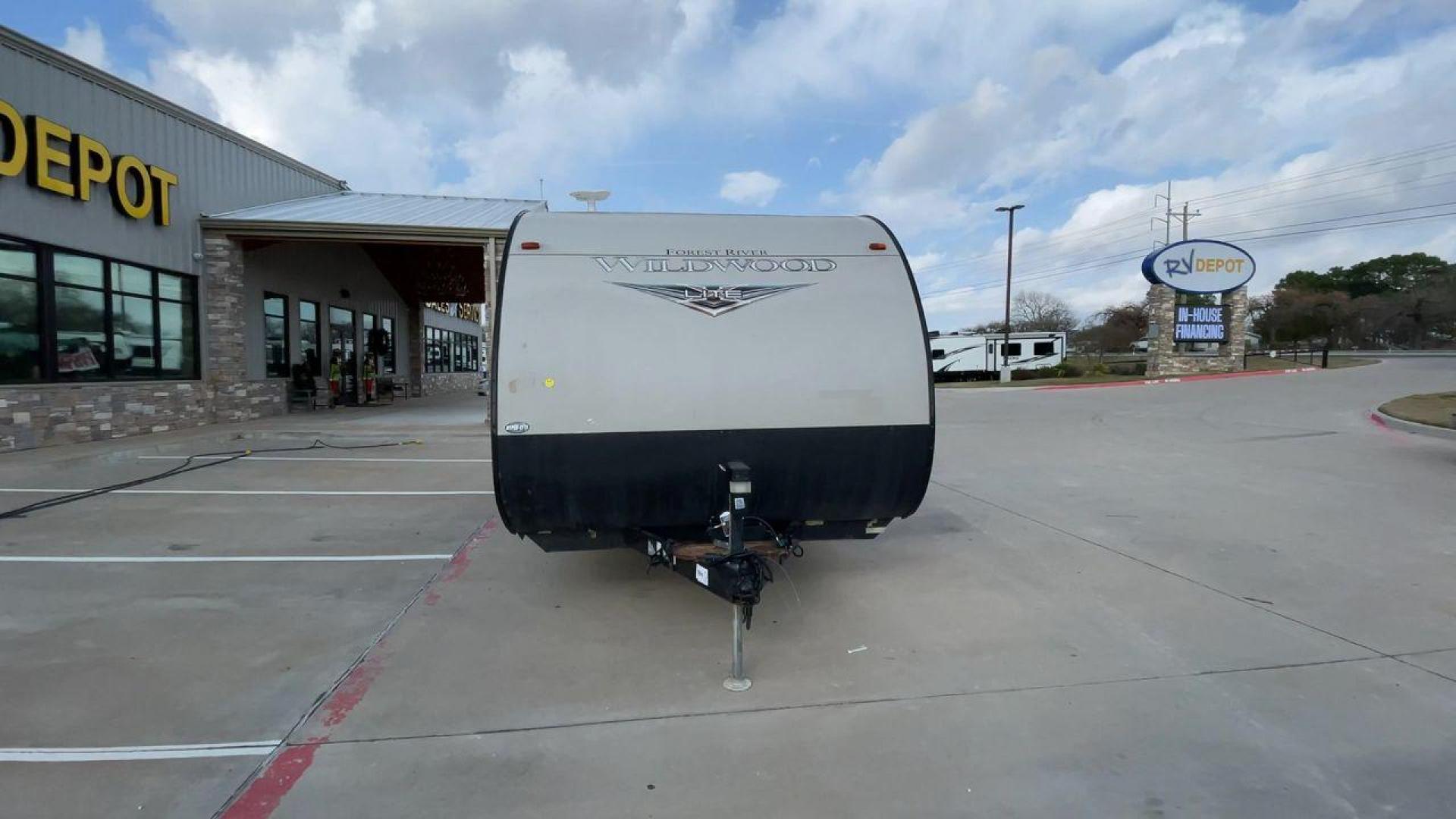 2019 FOREST RIVER WILDWOOD XLITE (4X4TWDV24K7) , Length: 24.17 ft | Dry Weight: 4,314 lbs | Gross Weight: 7,544 lbs | Slides: 0 transmission, located at 4319 N Main Street, Cleburne, TX, 76033, (817) 221-0660, 32.435829, -97.384178 - This pre-loved travel trailer is a Forest River Wildwood X-Lite 201BHXL, with a length of 24.17 feet. Its exterior is a combination of beige and brown stripes, which gives it a classic and neat appearance. The trailer features a single axle on both sides, each equipped with two tires for added stabi - Photo#4