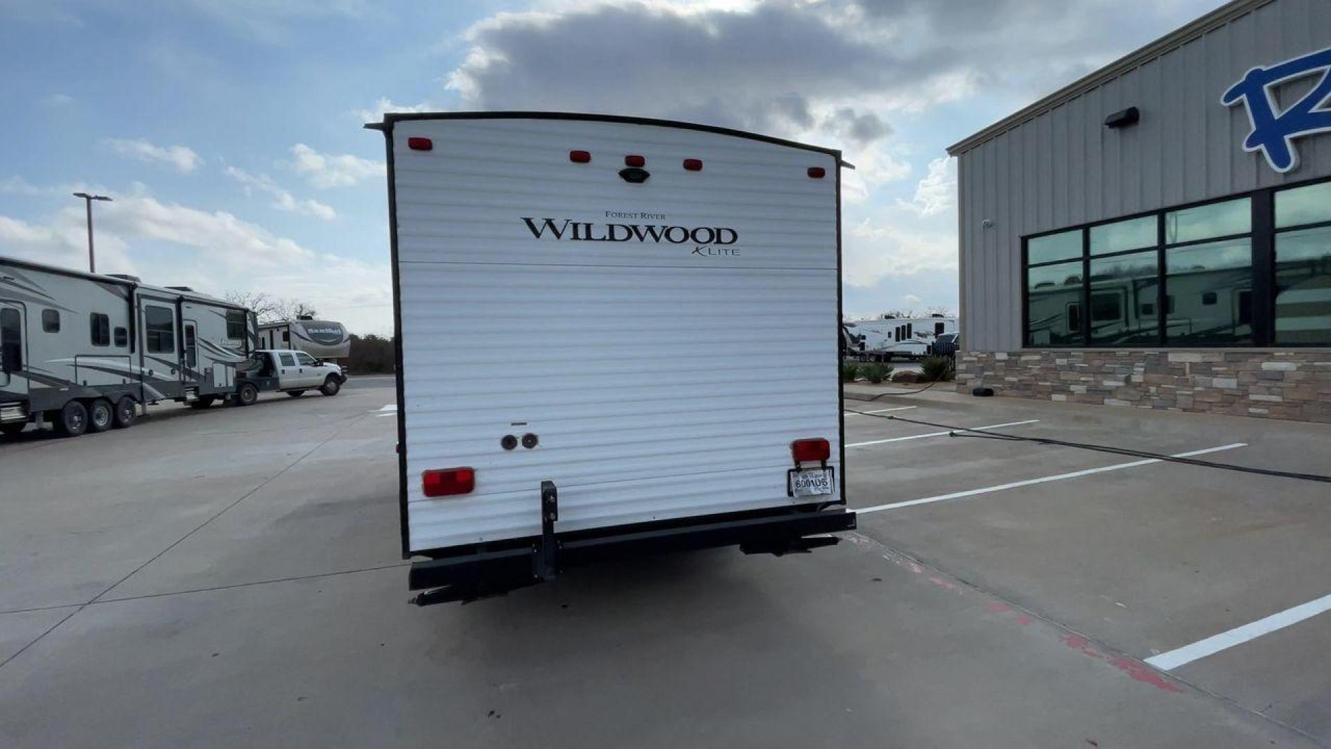 2019 FOREST RIVER WILDWOOD XLITE (4X4TWDV24K7) , Length: 24.17 ft | Dry Weight: 4,314 lbs | Gross Weight: 7,544 lbs | Slides: 0 transmission, located at 4319 N Main Street, Cleburne, TX, 76033, (817) 221-0660, 32.435829, -97.384178 - This pre-loved travel trailer is a Forest River Wildwood X-Lite 201BHXL, with a length of 24.17 feet. Its exterior is a combination of beige and brown stripes, which gives it a classic and neat appearance. The trailer features a single axle on both sides, each equipped with two tires for added stabi - Photo#8