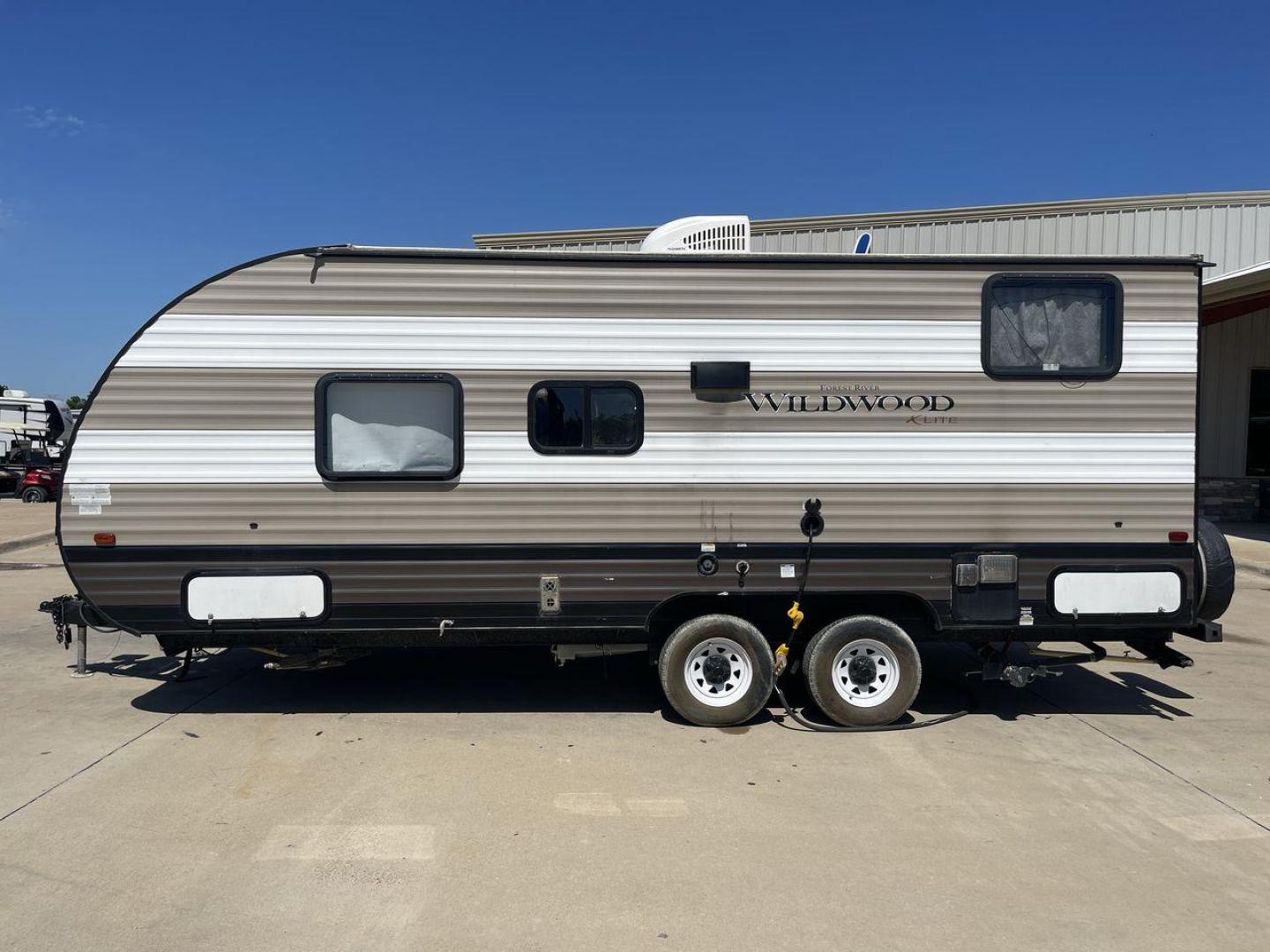 2019 FOREST RIVER WILDWOOD XLITE (4X4TWDV24K7) , Length: 24.17 ft | Dry Weight: 4,314 lbs | Gross Weight: 7,544 lbs | Slides: 0 transmission, located at 4319 N Main Street, Cleburne, TX, 76033, (817) 221-0660, 32.435829, -97.384178 - This pre-loved travel trailer is a Forest River Wildwood X-Lite 201BHXL, with a length of 24.17 feet. Its exterior is a combination of beige and brown stripes, which gives it a classic and neat appearance. The trailer features a single axle on both sides, each equipped with two tires for added stabi - Photo#24