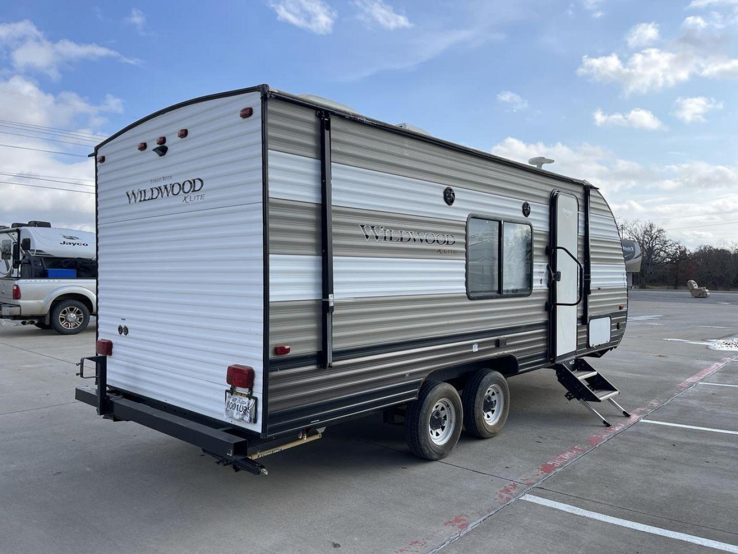 2019 FOREST RIVER WILDWOOD XLITE (4X4TWDV24K7) , Length: 24.17 ft | Dry Weight: 4,314 lbs | Gross Weight: 7,544 lbs | Slides: 0 transmission, located at 4319 N Main Street, Cleburne, TX, 76033, (817) 221-0660, 32.435829, -97.384178 - This pre-loved travel trailer is a Forest River Wildwood X-Lite 201BHXL, with a length of 24.17 feet. Its exterior is a combination of beige and brown stripes, which gives it a classic and neat appearance. The trailer features a single axle on both sides, each equipped with two tires for added stabi - Photo#25