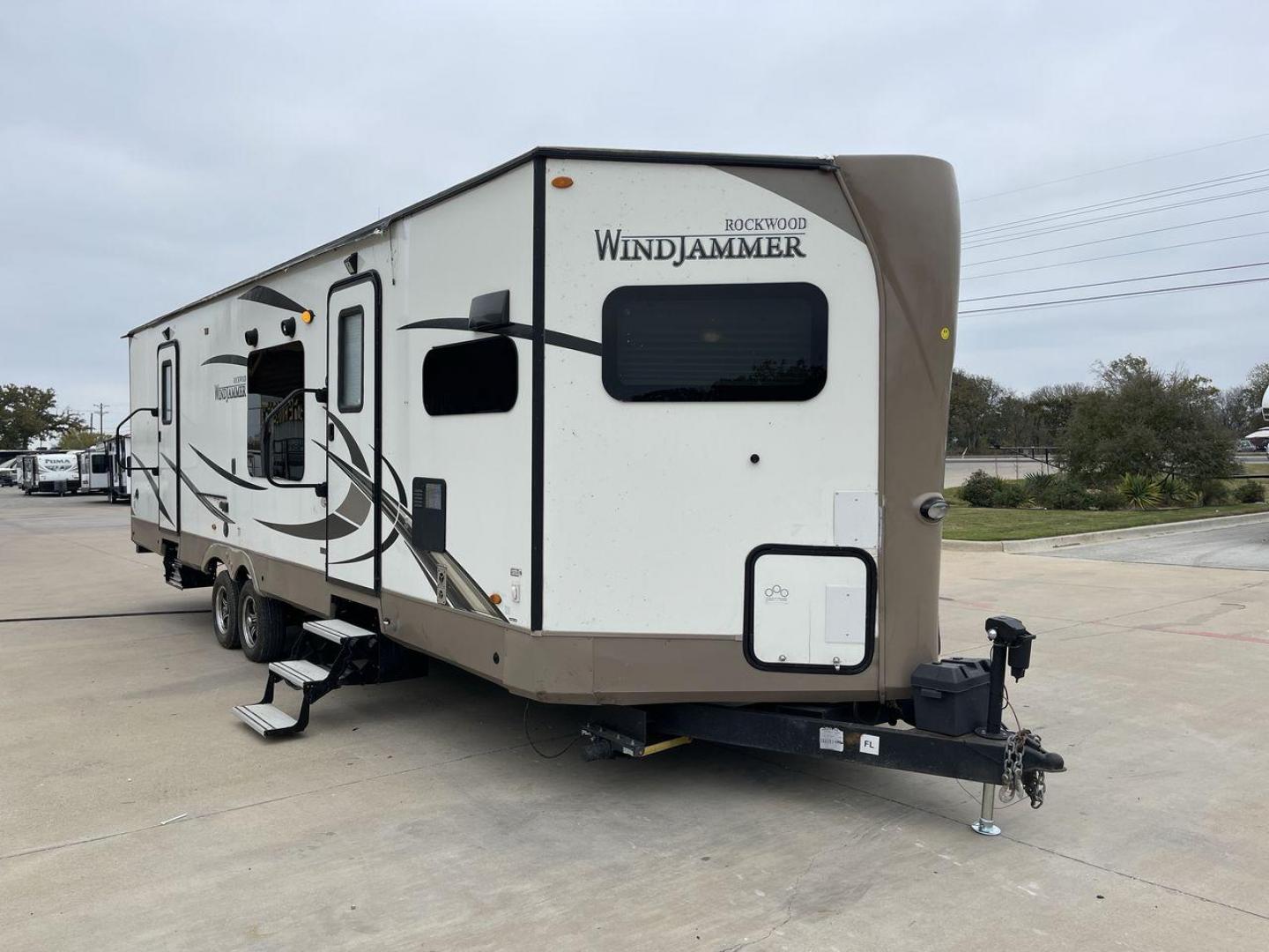 2019 FOREST RIVER WINDJAMMER 3008V (4X4TRLF24K1) , Length: 34 ft | Dry Weight: 7,433 lbs | Slides: 2 transmission, located at 4319 N Main Street, Cleburne, TX, 76033, (817) 221-0660, 32.435829, -97.384178 - Measuring 34 ft long, the 2019 Forest River Windjammer 3008V travel trailer is sleek and modern. The body features a white fiberglass surface accented with brown and black decals that provide a stylish and aerodynamic look. The front of the trailer is distinct with its pointed V-nose design. This en - Photo#22