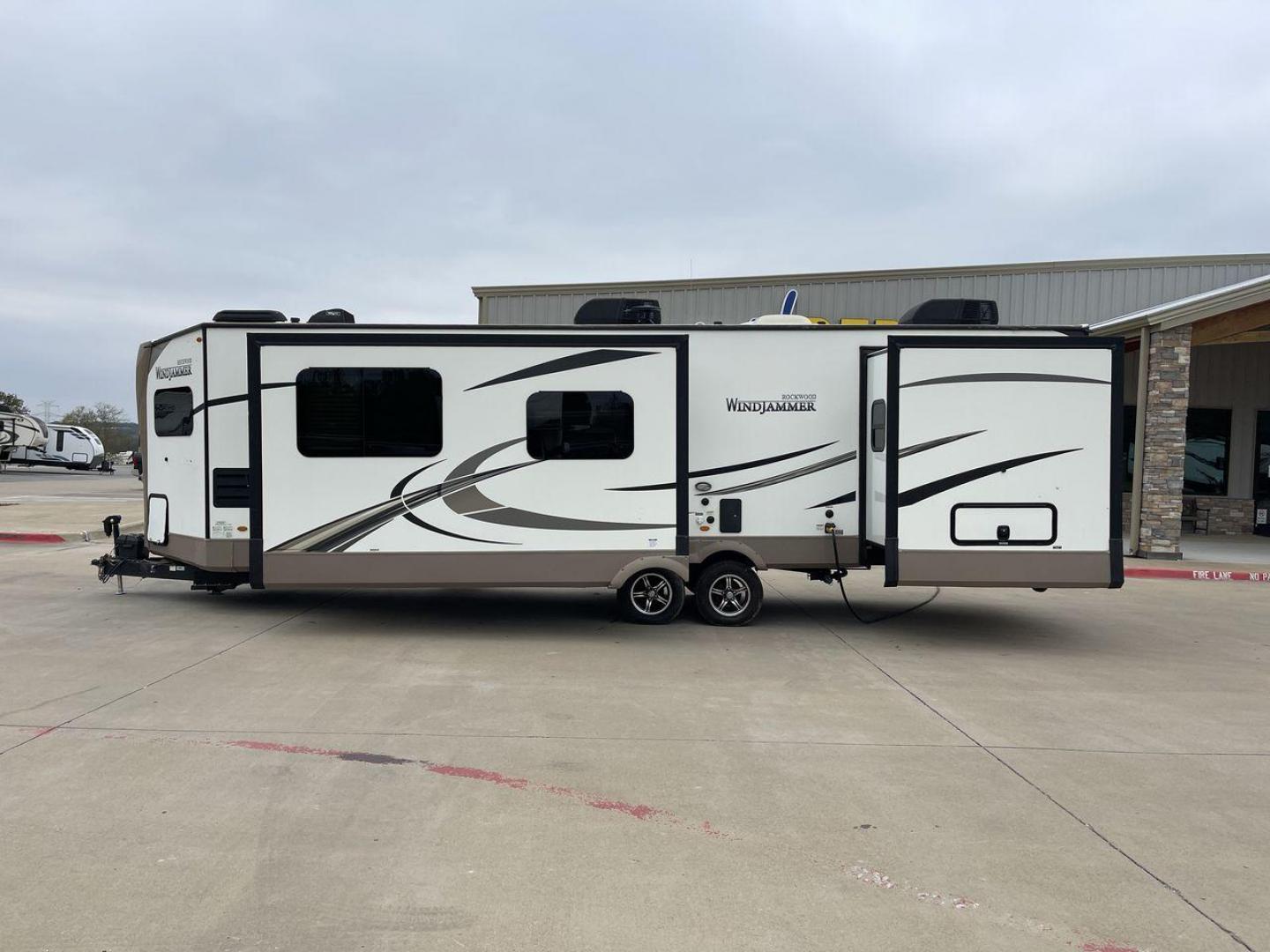 2019 FOREST RIVER WINDJAMMER 3008V (4X4TRLF24K1) , Length: 34 ft | Dry Weight: 7,433 lbs | Slides: 2 transmission, located at 4319 N Main Street, Cleburne, TX, 76033, (817) 221-0660, 32.435829, -97.384178 - Measuring 34 ft long, the 2019 Forest River Windjammer 3008V travel trailer is sleek and modern. The body features a white fiberglass surface accented with brown and black decals that provide a stylish and aerodynamic look. The front of the trailer is distinct with its pointed V-nose design. This en - Photo#23