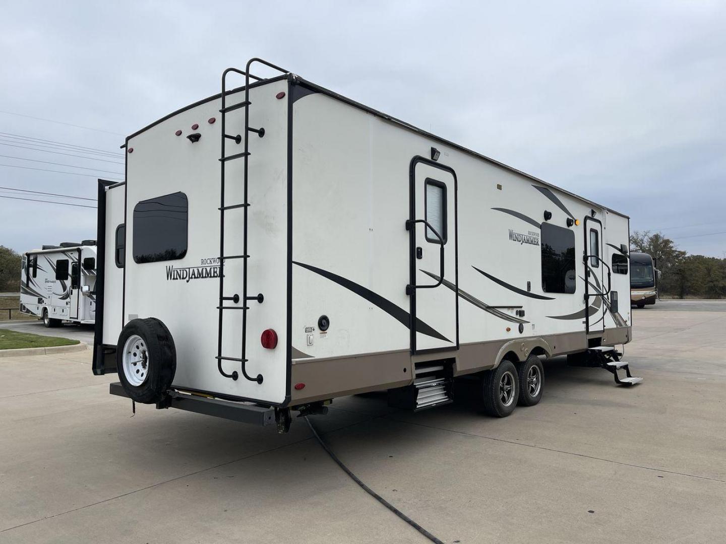 2019 FOREST RIVER WINDJAMMER 3008V (4X4TRLF24K1) , Length: 34 ft | Dry Weight: 7,433 lbs | Slides: 2 transmission, located at 4319 N Main Street, Cleburne, TX, 76033, (817) 221-0660, 32.435829, -97.384178 - Measuring 34 ft long, the 2019 Forest River Windjammer 3008V travel trailer is sleek and modern. The body features a white fiberglass surface accented with brown and black decals that provide a stylish and aerodynamic look. The front of the trailer is distinct with its pointed V-nose design. This en - Photo#24