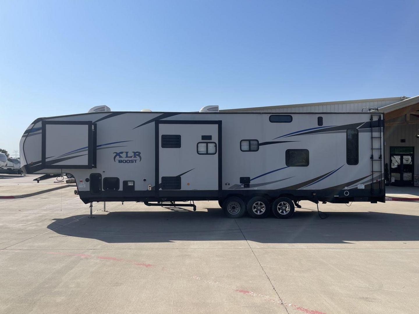 2019 FOREST RIVER XLR BOOST 37TSX13 (5ZT3XL2F9K1) , Length: 39.75 ft. | Dry Weight: 12,687 lbs. | Slides: 3 transmission, located at 4319 N Main Street, Cleburne, TX, 76033, (817) 221-0660, 32.435829, -97.384178 - Photo#24