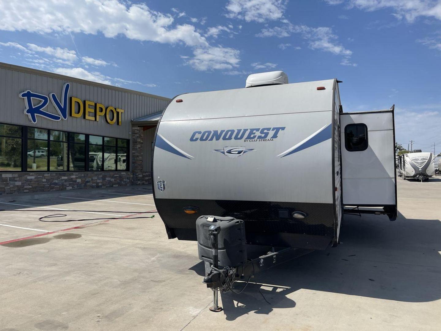 2019 WHITE GULFSTREAM CONQUEST 301TB (1NL1G3421K1) , Length: 34.08 ft. | Dry Weight: 6,845 lbs. | Slides: 1 transmission, located at 4319 N Main Street, Cleburne, TX, 76033, (817) 221-0660, 32.435829, -97.384178 - The 2019 Gulf Stream Conquest 301TB travel trailer will help you prepare for your next vacation. This well-thought-out, kid-friendly RV is your ticket to enjoyable and unique camping trips. The dimensions of this unit are 34.08 ft in length, 8 ft in width, and 10.75 ft in height. It has a dry weight - Photo#0