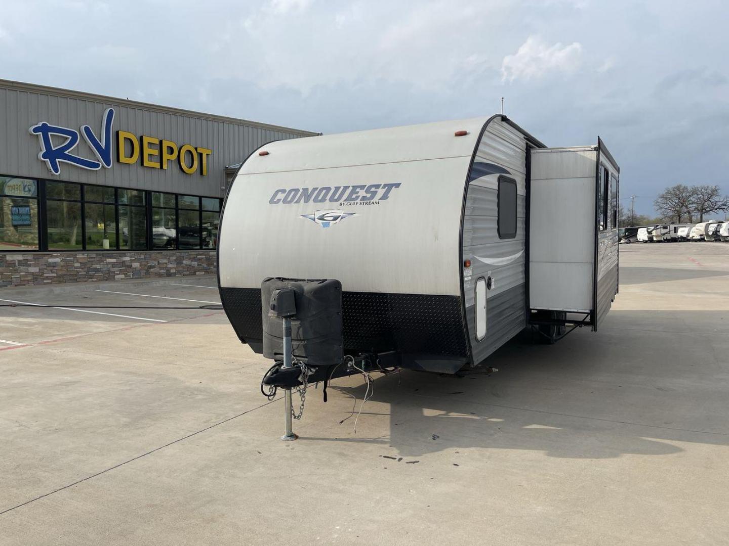 2019 WHITE GULF STREAM CONQUEST 268BH (1NL1G3026K1) , Length: 29.5 ft. | Dry Weight: 5,220 lbs. | Slides: 1 transmission, located at 4319 N Main Street, Cleburne, TX, 76033, (817) 221-0660, 32.435829, -97.384178 - Lavish in a cozy trailer when you are out for a camping trip with the whole family in this 2019 Gulf Stream Conquest 268BH Travel Trailer. The measurements of this trailer are 29.6 ft in length, 8 ft in width, 11.1 ft in height, and 6.8 ft in interior height. It has a dry weight of 5,177 lbs with a - Photo#0