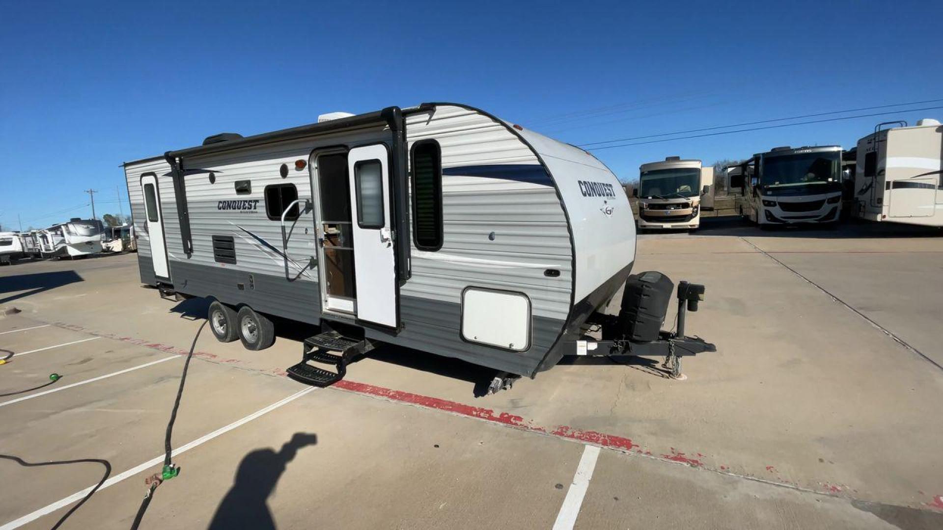 2019 GULF STREAM CONQUEST 268BH (1NL1G3021K1) , Length: 29.5 ft. | Dry Weight: 5,220 lbs. | Slides: 1 transmission, located at 4319 N Main Street, Cleburne, TX, 76033, (817) 221-0660, 32.435829, -97.384178 - The 2019 Gulf Stream Conquest 268BH is a versatile and compact travel trailer designed for families or small groups seeking an affordable and comfortable camping experience. With a length of 29.5 ft., width of 8 ft., and height of 10.75 ft., it offers a spacious interior while maintaining a manageab - Photo#3