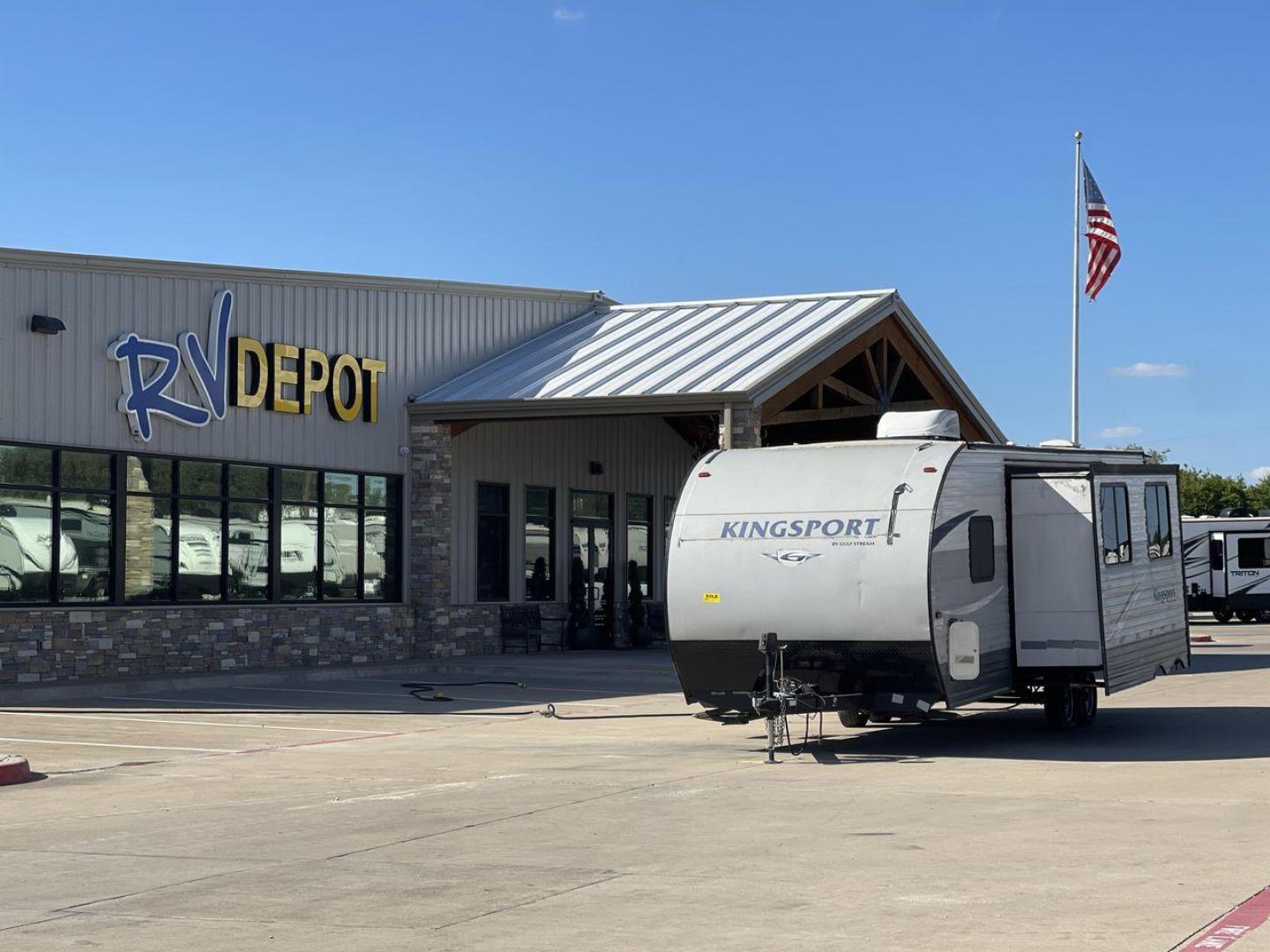 2019 GRAY GULF STREAM KINGSPORT 268BH (1NL1G302XK1) , Length: 29.5 ft. | Dry Weight: 5,220 lbs. | Slides: 1 transmission, located at 4319 N Main Street, Cleburne, TX, 76033, (817) 221-0660, 32.435829, -97.384178 - This 2019 Gulf Stream Kingsport 268BH measures 29.5 feet long and 8 feet wide with a dry weight of 5,220 lbs. It has a payload capacity of 1,940 lbs. and a hitch weight of 660 lbs. It also comes equipped with automatic heating and cooling rated at 16,000 and 13,500 BTUs respectively. It also comes w - Photo#0