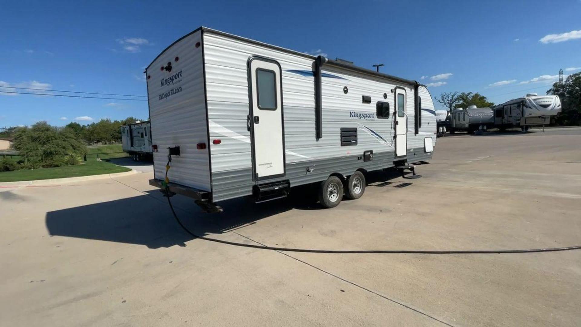 2019 GRAY GULF STREAM KINGSPORT 268BH (1NL1G302XK1) , Length: 29.5 ft. | Dry Weight: 5,220 lbs. | Slides: 1 transmission, located at 4319 N Main Street, Cleburne, TX, 76033, (817) 221-0660, 32.435829, -97.384178 - This 2019 Gulf Stream Kingsport 268BH measures 29.5 feet long and 8 feet wide with a dry weight of 5,220 lbs. It has a payload capacity of 1,940 lbs. and a hitch weight of 660 lbs. It also comes equipped with automatic heating and cooling rated at 16,000 and 13,500 BTUs respectively. It also comes w - Photo#1