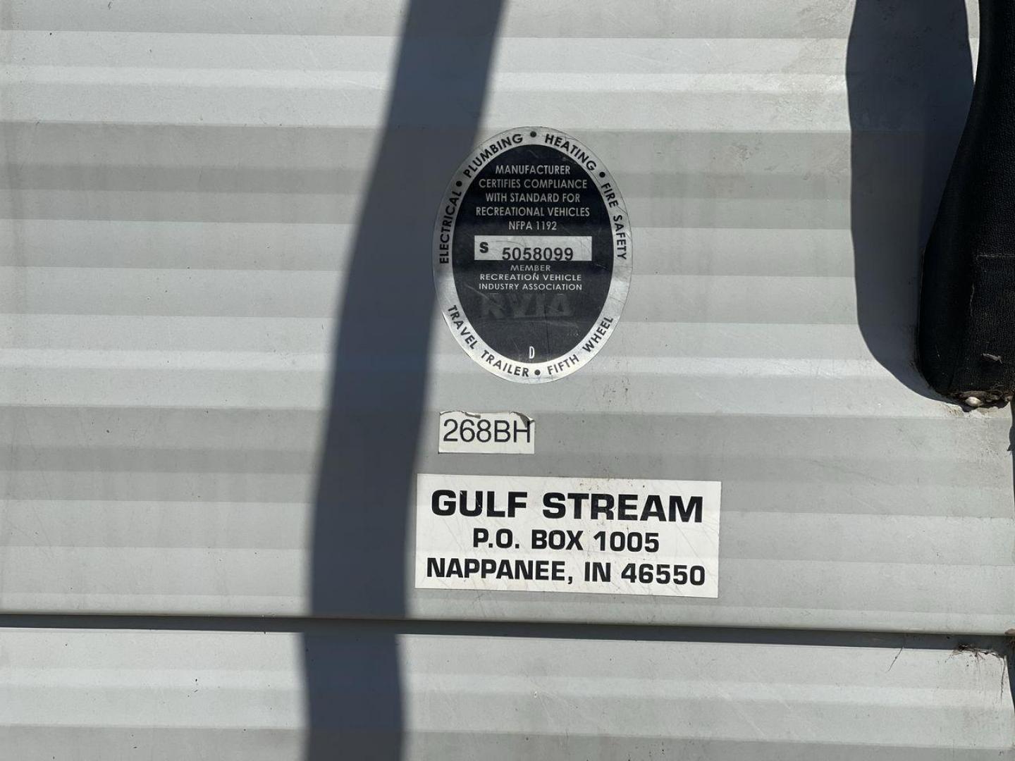 2019 GRAY GULF STREAM KINGSPORT 268BH (1NL1G302XK1) , Length: 29.5 ft. | Dry Weight: 5,220 lbs. | Slides: 1 transmission, located at 4319 N Main Street, Cleburne, TX, 76033, (817) 221-0660, 32.435829, -97.384178 - This 2019 Gulf Stream Kingsport 268BH measures 29.5 feet long and 8 feet wide with a dry weight of 5,220 lbs. It has a payload capacity of 1,940 lbs. and a hitch weight of 660 lbs. It also comes equipped with automatic heating and cooling rated at 16,000 and 13,500 BTUs respectively. It also comes w - Photo#21