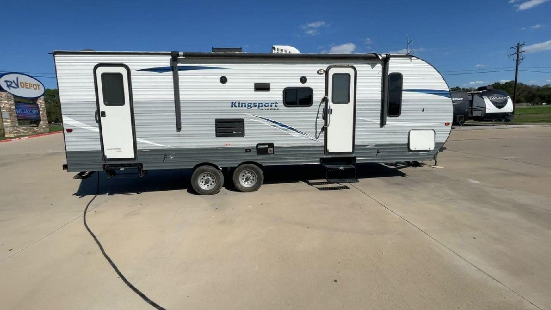 2019 GRAY GULF STREAM KINGSPORT 268BH (1NL1G302XK1) , Length: 29.5 ft. | Dry Weight: 5,220 lbs. | Slides: 1 transmission, located at 4319 N Main Street, Cleburne, TX, 76033, (817) 221-0660, 32.435829, -97.384178 - This 2019 Gulf Stream Kingsport 268BH measures 29.5 feet long and 8 feet wide with a dry weight of 5,220 lbs. It has a payload capacity of 1,940 lbs. and a hitch weight of 660 lbs. It also comes equipped with automatic heating and cooling rated at 16,000 and 13,500 BTUs respectively. It also comes w - Photo#2