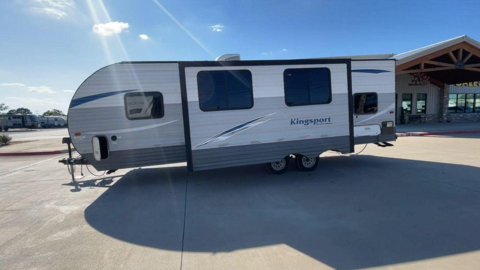 2019 GRAY GULF STREAM KINGSPORT 268BH (1NL1G302XK1) , Length: 29.5 ft. | Dry Weight: 5,220 lbs. | Slides: 1 transmission, located at 4319 N Main Street, Cleburne, TX, 76033, (817) 221-0660, 32.435829, -97.384178 - This 2019 Gulf Stream Kingsport 268BH measures 29.5 feet long and 8 feet wide with a dry weight of 5,220 lbs. It has a payload capacity of 1,940 lbs. and a hitch weight of 660 lbs. It also comes equipped with automatic heating and cooling rated at 16,000 and 13,500 BTUs respectively. It also comes w - Photo#6