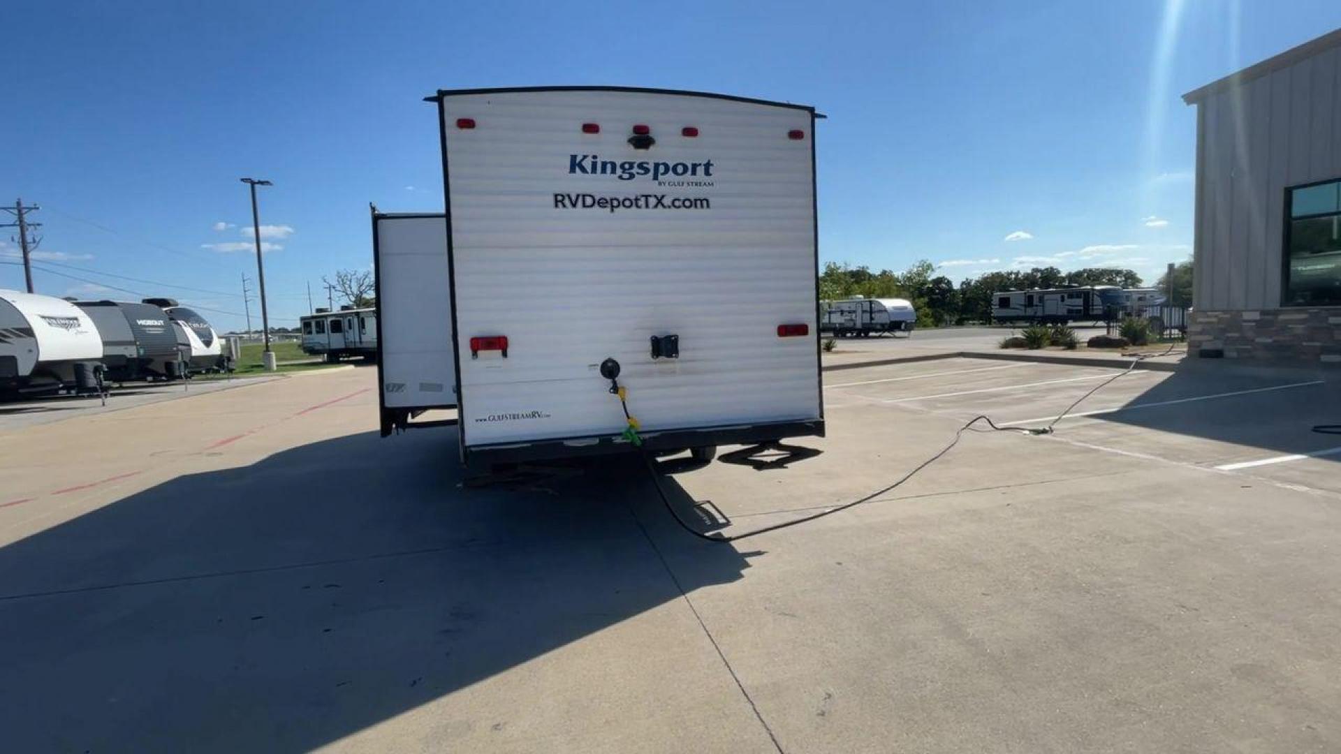 2019 GRAY GULF STREAM KINGSPORT 268BH (1NL1G302XK1) , Length: 29.5 ft. | Dry Weight: 5,220 lbs. | Slides: 1 transmission, located at 4319 N Main Street, Cleburne, TX, 76033, (817) 221-0660, 32.435829, -97.384178 - This 2019 Gulf Stream Kingsport 268BH measures 29.5 feet long and 8 feet wide with a dry weight of 5,220 lbs. It has a payload capacity of 1,940 lbs. and a hitch weight of 660 lbs. It also comes equipped with automatic heating and cooling rated at 16,000 and 13,500 BTUs respectively. It also comes w - Photo#8