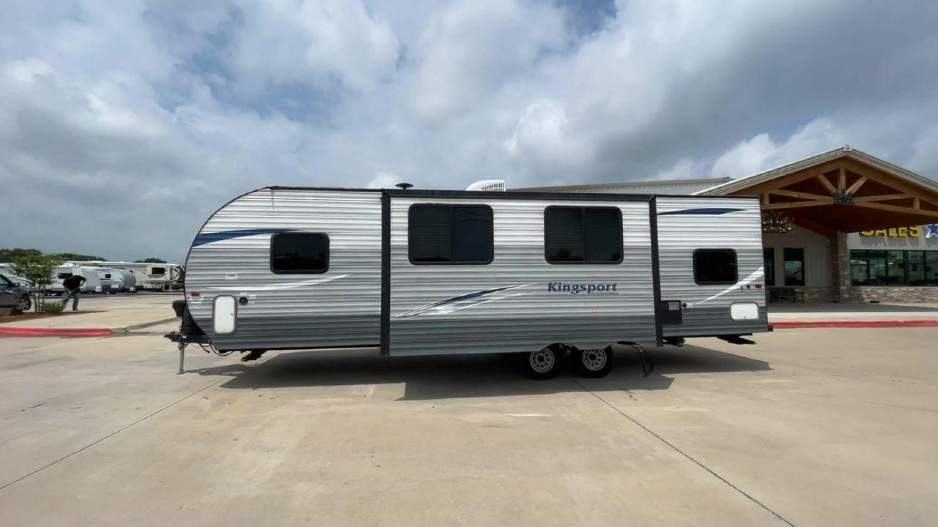 2019 GULF STREAM KINGSPORT 274QB (1NL1G3228K1) , located at 4319 N Main Street, Cleburne, TX, 76033, (817) 221-0660, 32.435829, -97.384178 - Photo#6