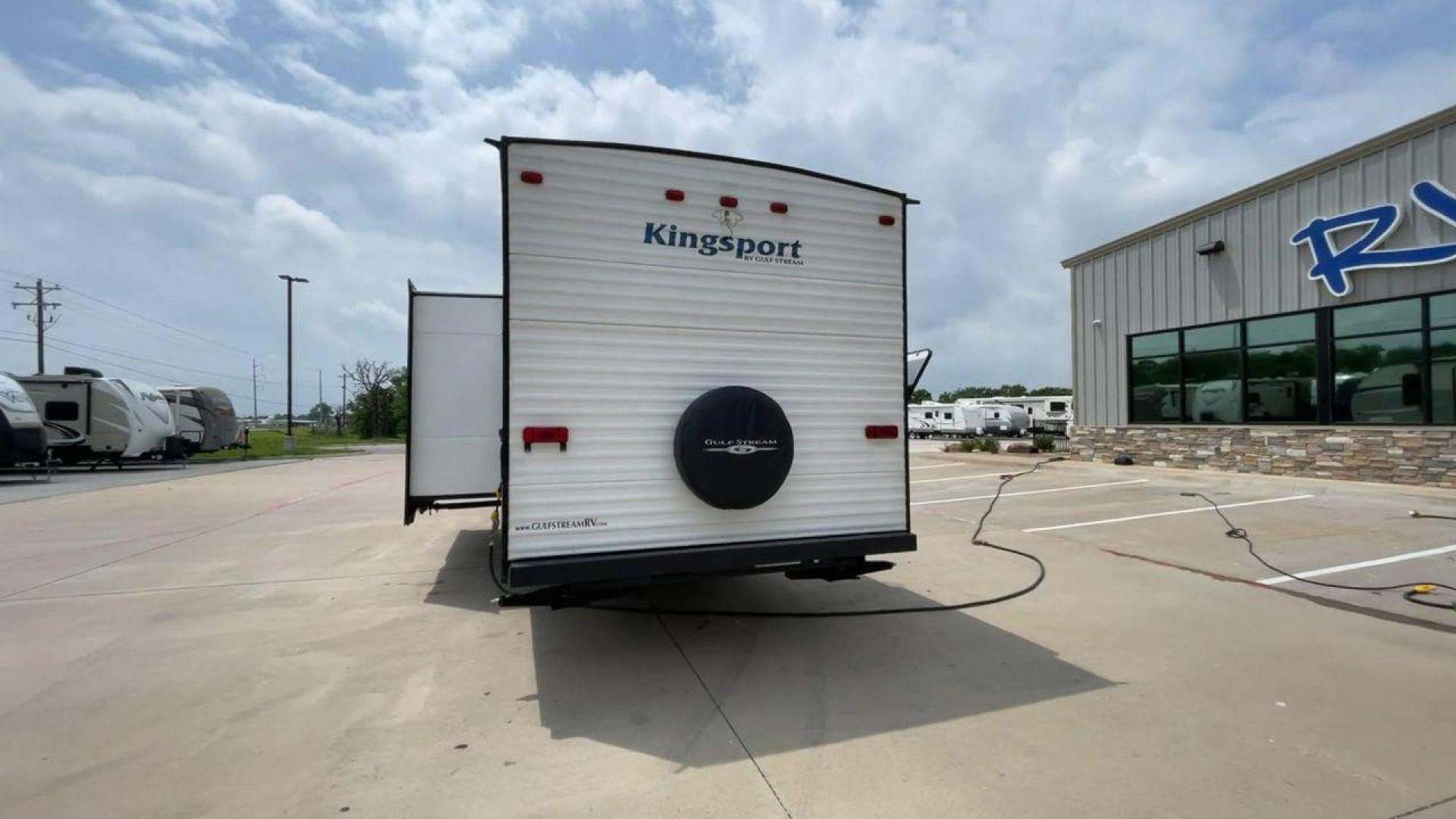 2019 GULF STREAM KINGSPORT 274QB (1NL1G3228K1) , located at 4319 N Main Street, Cleburne, TX, 76033, (817) 221-0660, 32.435829, -97.384178 - Photo#8