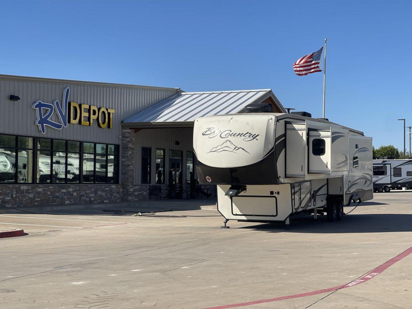 2019 TAN HEARTLAND BIG COUNTRY 3560SS (5SFBG4120KE) , Length: 40.58 ft. | Dry Weight: 13,420 lbs. | Gross Weight: 16,000 lbs. | Slides: 3 transmission, located at 4319 N Main Street, Cleburne, TX, 76033, (817) 221-0660, 32.435829, -97.384178 - Prepare yourself and your family for your next adventure in this 2019 Big Country 3560SS! This fifth wheel measures just over 40' in length. It is a dual axle, aluminum wheel setup with a dry weight of 13,420 lbs. and a carrying capacity of 2,532 lbs. This fifth wheel has three slides. The fro - Photo#0