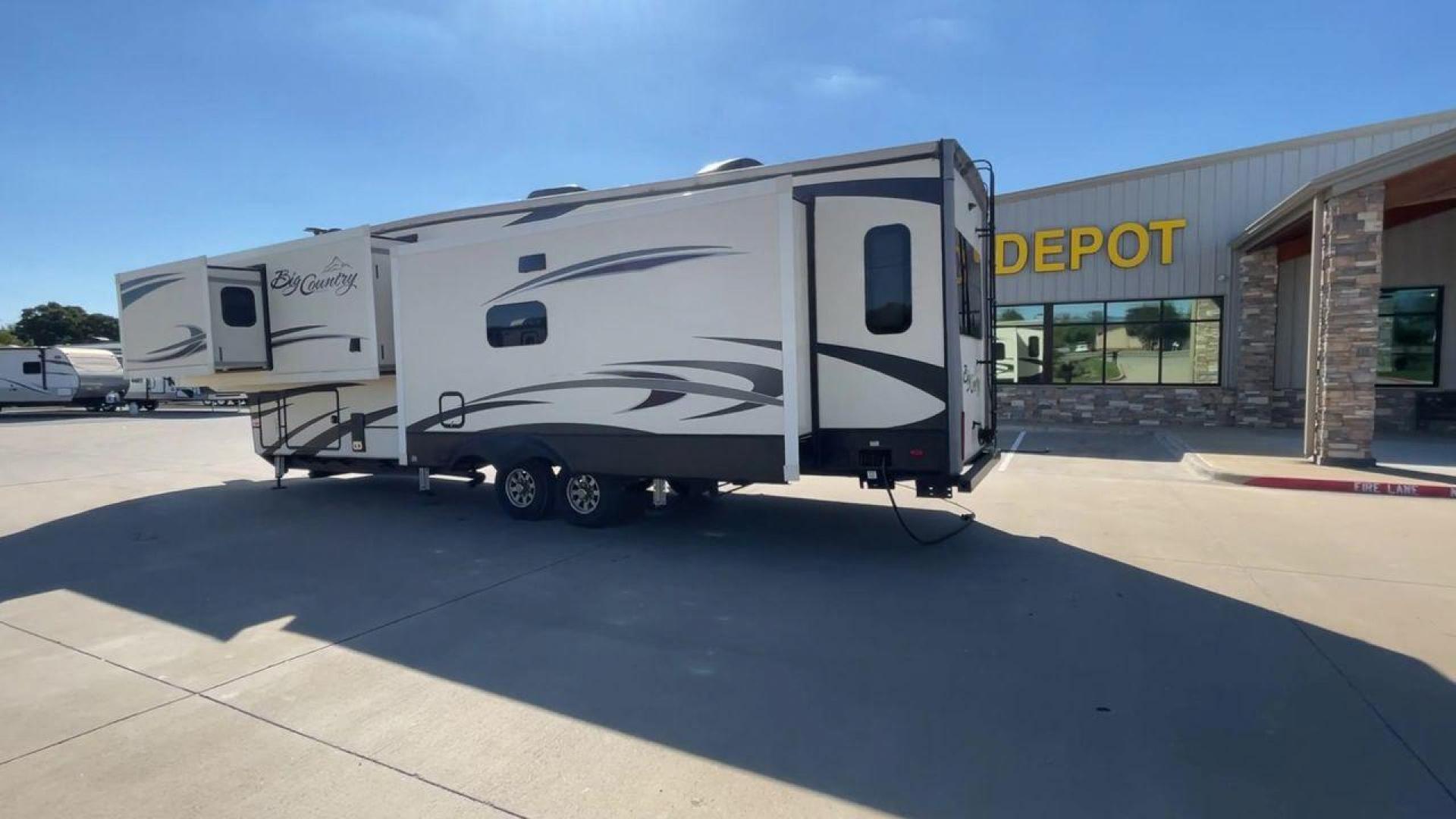 2019 TAN HEARTLAND BIG COUNTRY 3560SS (5SFBG4120KE) , Length: 40.58 ft. | Dry Weight: 13,420 lbs. | Gross Weight: 16,000 lbs. | Slides: 3 transmission, located at 4319 N Main Street, Cleburne, TX, 76033, (817) 221-0660, 32.435829, -97.384178 - Prepare yourself and your family for your next adventure in this 2019 Big Country 3560SS! This fifth wheel measures just over 40' in length. It is a dual axle, aluminum wheel setup with a dry weight of 13,420 lbs. and a carrying capacity of 2,532 lbs. This fifth wheel has three slides. The fro - Photo#7