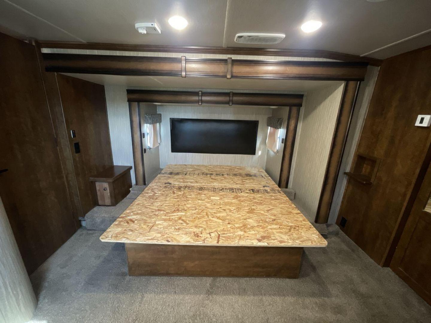 2019 TAN HEARTLAND BIG COUNTRY 3560SS (5SFBG4120KE) , Length: 40.58 ft. | Dry Weight: 13,420 lbs. | Gross Weight: 16,000 lbs. | Slides: 3 transmission, located at 4319 N Main Street, Cleburne, TX, 76033, (817) 221-0660, 32.435829, -97.384178 - Prepare yourself and your family for your next adventure in this 2019 Big Country 3560SS! This fifth wheel measures just over 40' in length. It is a dual axle, aluminum wheel setup with a dry weight of 13,420 lbs. and a carrying capacity of 2,532 lbs. This fifth wheel has three slides. The fro - Photo#17