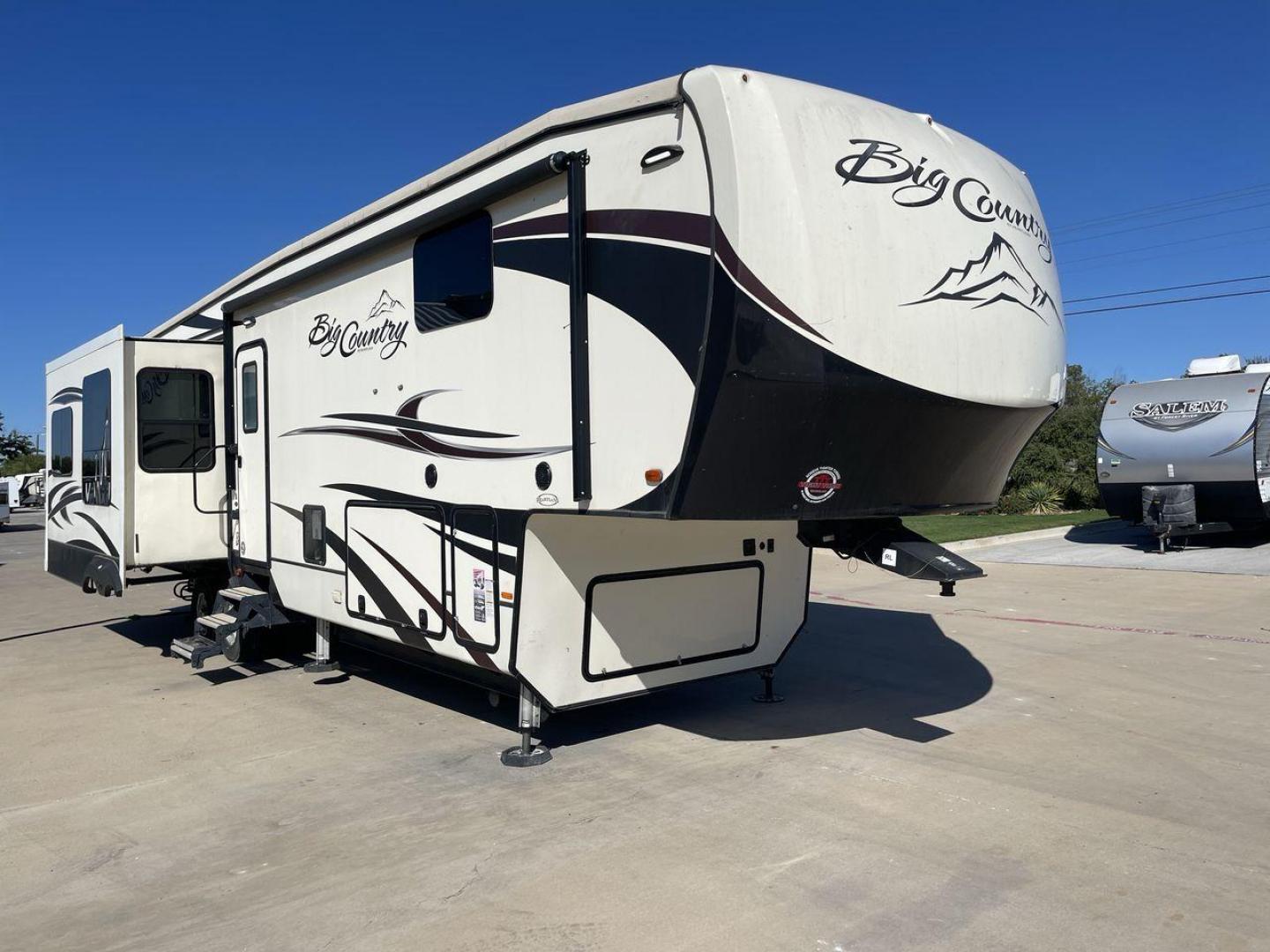 2019 TAN HEARTLAND BIG COUNTRY 3560SS (5SFBG4120KE) , Length: 40.58 ft. | Dry Weight: 13,420 lbs. | Gross Weight: 16,000 lbs. | Slides: 3 transmission, located at 4319 N Main Street, Cleburne, TX, 76033, (817) 221-0660, 32.435829, -97.384178 - Prepare yourself and your family for your next adventure in this 2019 Big Country 3560SS! This fifth wheel measures just over 40' in length. It is a dual axle, aluminum wheel setup with a dry weight of 13,420 lbs. and a carrying capacity of 2,532 lbs. This fifth wheel has three slides. The fro - Photo#22