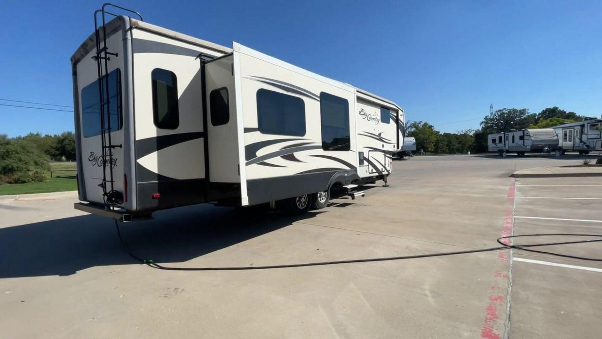 2019 TAN HEARTLAND BIG COUNTRY 3560SS (5SFBG4120KE) , Length: 40.58 ft. | Dry Weight: 13,420 lbs. | Gross Weight: 16,000 lbs. | Slides: 3 transmission, located at 4319 N Main Street, Cleburne, TX, 76033, (817) 221-0660, 32.435829, -97.384178 - Prepare yourself and your family for your next adventure in this 2019 Big Country 3560SS! This fifth wheel measures just over 40' in length. It is a dual axle, aluminum wheel setup with a dry weight of 13,420 lbs. and a carrying capacity of 2,532 lbs. This fifth wheel has three slides. The front of - Photo#1