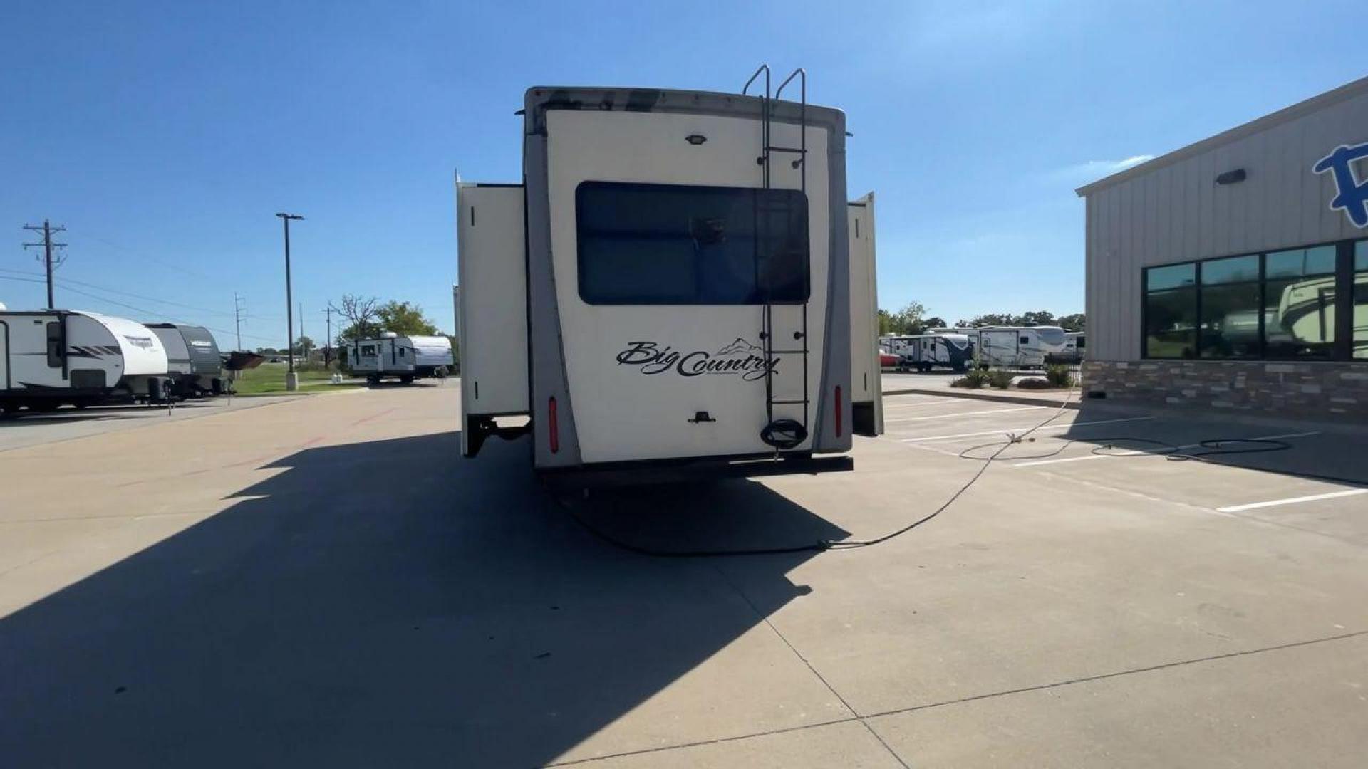 2019 TAN HEARTLAND BIG COUNTRY 3560SS (5SFBG4120KE) , Length: 40.58 ft. | Dry Weight: 13,420 lbs. | Gross Weight: 16,000 lbs. | Slides: 3 transmission, located at 4319 N Main Street, Cleburne, TX, 76033, (817) 221-0660, 32.435829, -97.384178 - Prepare yourself and your family for your next adventure in this 2019 Big Country 3560SS! This fifth wheel measures just over 40' in length. It is a dual axle, aluminum wheel setup with a dry weight of 13,420 lbs. and a carrying capacity of 2,532 lbs. This fifth wheel has three slides. The front of - Photo#8