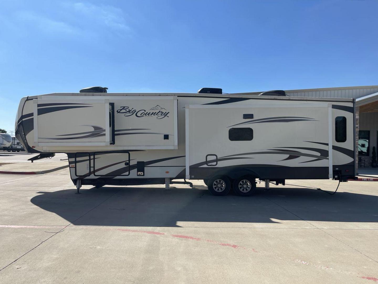 2019 TAN HEARTLAND BIG COUNTRY 3560SS (5SFBG4120KE) , Length: 40.58 ft. | Dry Weight: 13,420 lbs. | Gross Weight: 16,000 lbs. | Slides: 3 transmission, located at 4319 N Main Street, Cleburne, TX, 76033, (817) 221-0660, 32.435829, -97.384178 - Prepare yourself and your family for your next adventure in this 2019 Big Country 3560SS! This fifth wheel measures just over 40' in length. It is a dual axle, aluminum wheel setup with a dry weight of 13,420 lbs. and a carrying capacity of 2,532 lbs. This fifth wheel has three slides. The front of - Photo#24