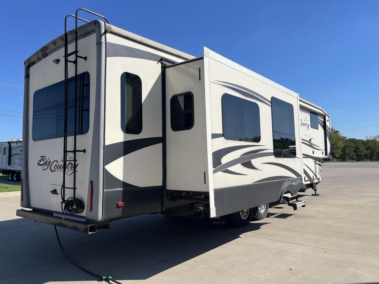 2019 TAN HEARTLAND BIG COUNTRY 3560SS (5SFBG4120KE) , Length: 40.58 ft. | Dry Weight: 13,420 lbs. | Gross Weight: 16,000 lbs. | Slides: 3 transmission, located at 4319 N Main Street, Cleburne, TX, 76033, (817) 221-0660, 32.435829, -97.384178 - Prepare yourself and your family for your next adventure in this 2019 Big Country 3560SS! This fifth wheel measures just over 40' in length. It is a dual axle, aluminum wheel setup with a dry weight of 13,420 lbs. and a carrying capacity of 2,532 lbs. This fifth wheel has three slides. The front of - Photo#25