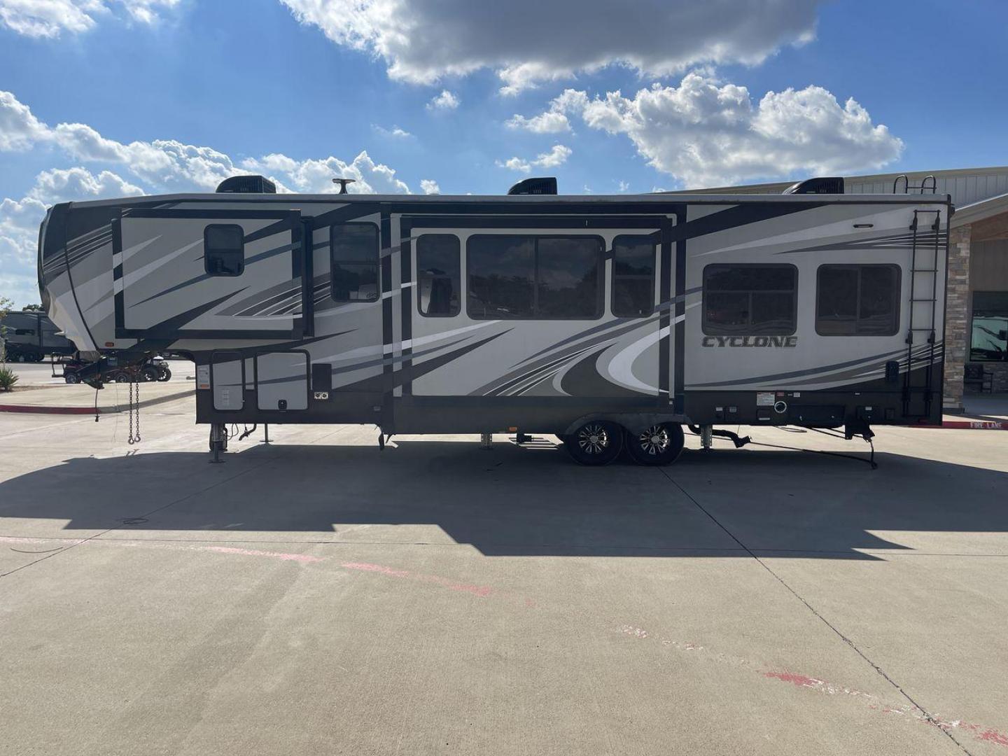 2019 HEARTLAND CYCLONE 3611 (5SFCG3923KE) , Length: 38.8 ft. | Dry Weight: 15,305 lbs. | Gross Weight: 17,000 lbs. | Slides: 3 transmission, located at 4319 N Main Street, Cleburne, TX, 76033, (817) 221-0660, 32.435829, -97.384178 - Photo#24