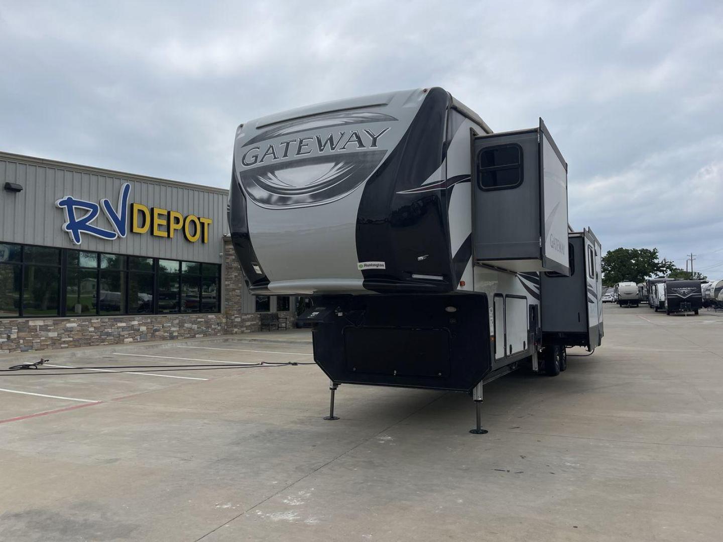 2019 HEARTLAND GATEWAY 3900MB (5SFSG4222KE) , Length: 42.1 ft | Dry Weight: 13,635 lbs | Gross Weight: 16,000 lbs | Slides: 4 transmission, located at 4319 N Main Street, Cleburne, TX, 76033, (817) 221-0660, 32.435829, -97.384178 - The 2019 Heartland Gateway 3900MB is a step up in ease and luxury. The length of this fifth-wheel is 42.1 feet, and it can hold up to 16,000 pounds of weight when fully loaded. It's great for families and groups of friends who want to go on exciting adventures because it can comfortably sleep up to - Photo#0