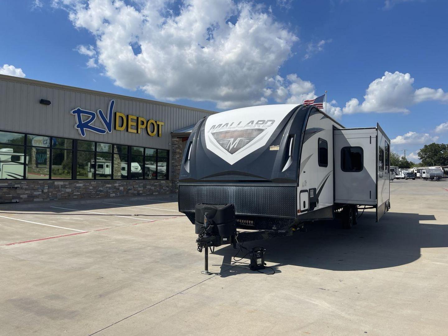 2019 HEARTLAND MALLARD M33 (5SFNB3720KE) , Length: 36.7 ft. | Dry Weight: 7,840 lbs. | Gross Weight: 8,600 lbs. | Slides: 3 transmission, located at 4319 N Main Street, Cleburne, TX, 76033, (817) 221-0660, 32.435829, -97.384178 - Photo#0