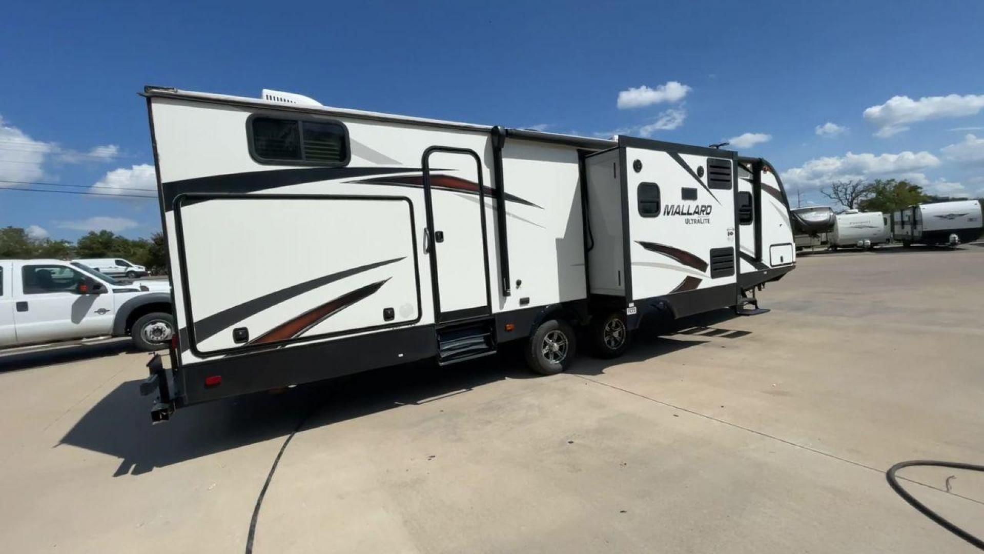 2019 HEARTLAND MALLARD M33 (5SFNB3720KE) , Length: 36.7 ft. | Dry Weight: 7,840 lbs. | Gross Weight: 8,600 lbs. | Slides: 3 transmission, located at 4319 N Main Street, Cleburne, TX, 76033, (817) 221-0660, 32.435829, -97.384178 - Photo#1