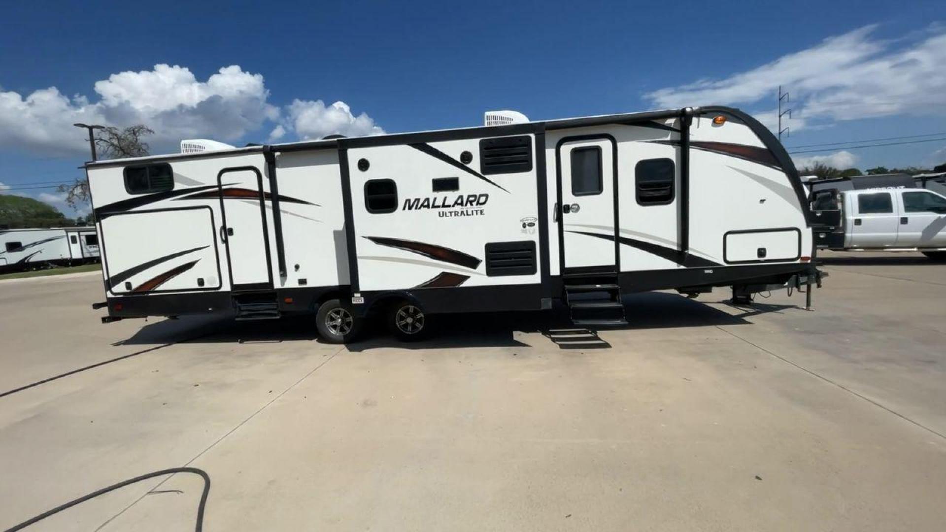 2019 HEARTLAND MALLARD M33 (5SFNB3720KE) , Length: 36.7 ft. | Dry Weight: 7,840 lbs. | Gross Weight: 8,600 lbs. | Slides: 3 transmission, located at 4319 N Main Street, Cleburne, TX, 76033, (817) 221-0660, 32.435829, -97.384178 - Photo#2