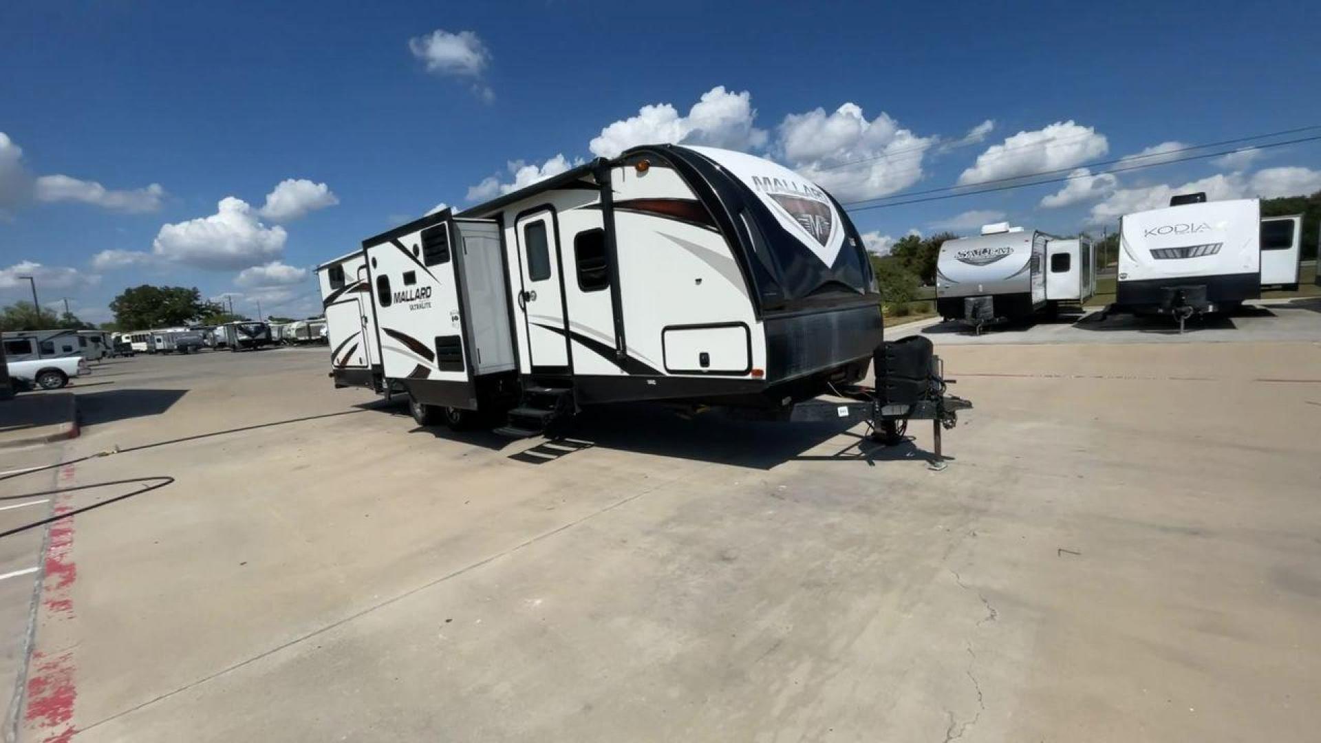 2019 HEARTLAND MALLARD M33 (5SFNB3720KE) , Length: 36.7 ft. | Dry Weight: 7,840 lbs. | Gross Weight: 8,600 lbs. | Slides: 3 transmission, located at 4319 N Main Street, Cleburne, TX, 76033, (817) 221-0660, 32.435829, -97.384178 - Photo#3