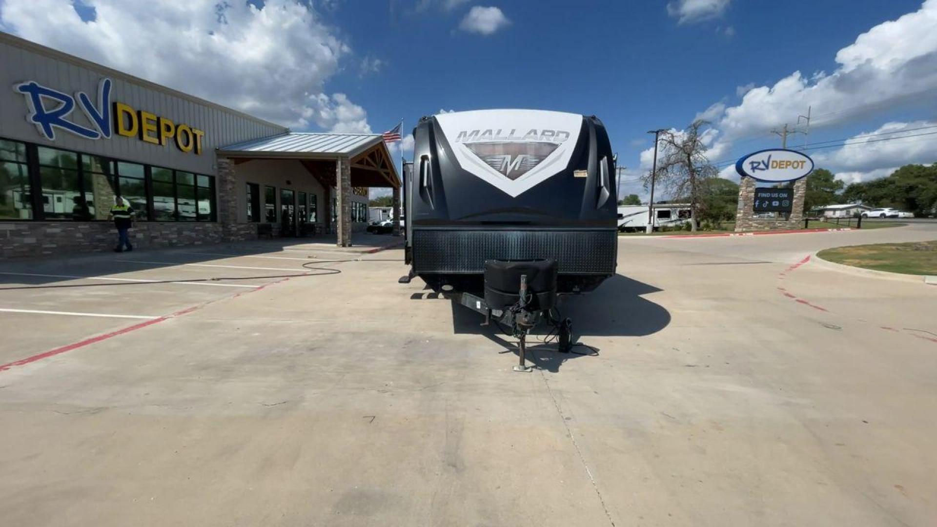 2019 HEARTLAND MALLARD M33 (5SFNB3720KE) , Length: 36.7 ft. | Dry Weight: 7,840 lbs. | Gross Weight: 8,600 lbs. | Slides: 3 transmission, located at 4319 N Main Street, Cleburne, TX, 76033, (817) 221-0660, 32.435829, -97.384178 - Photo#4