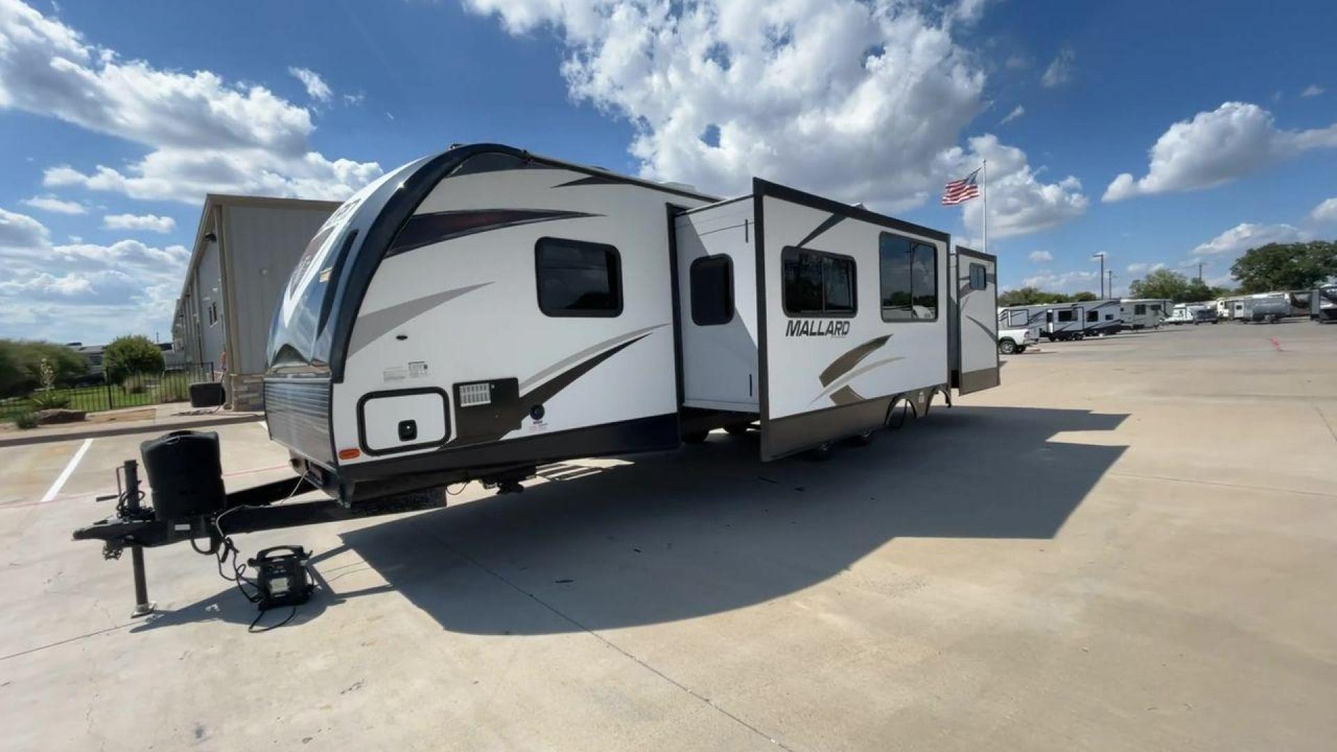 2019 HEARTLAND MALLARD M33 (5SFNB3720KE) , Length: 36.7 ft. | Dry Weight: 7,840 lbs. | Gross Weight: 8,600 lbs. | Slides: 3 transmission, located at 4319 N Main Street, Cleburne, TX, 76033, (817) 221-0660, 32.435829, -97.384178 - Photo#5