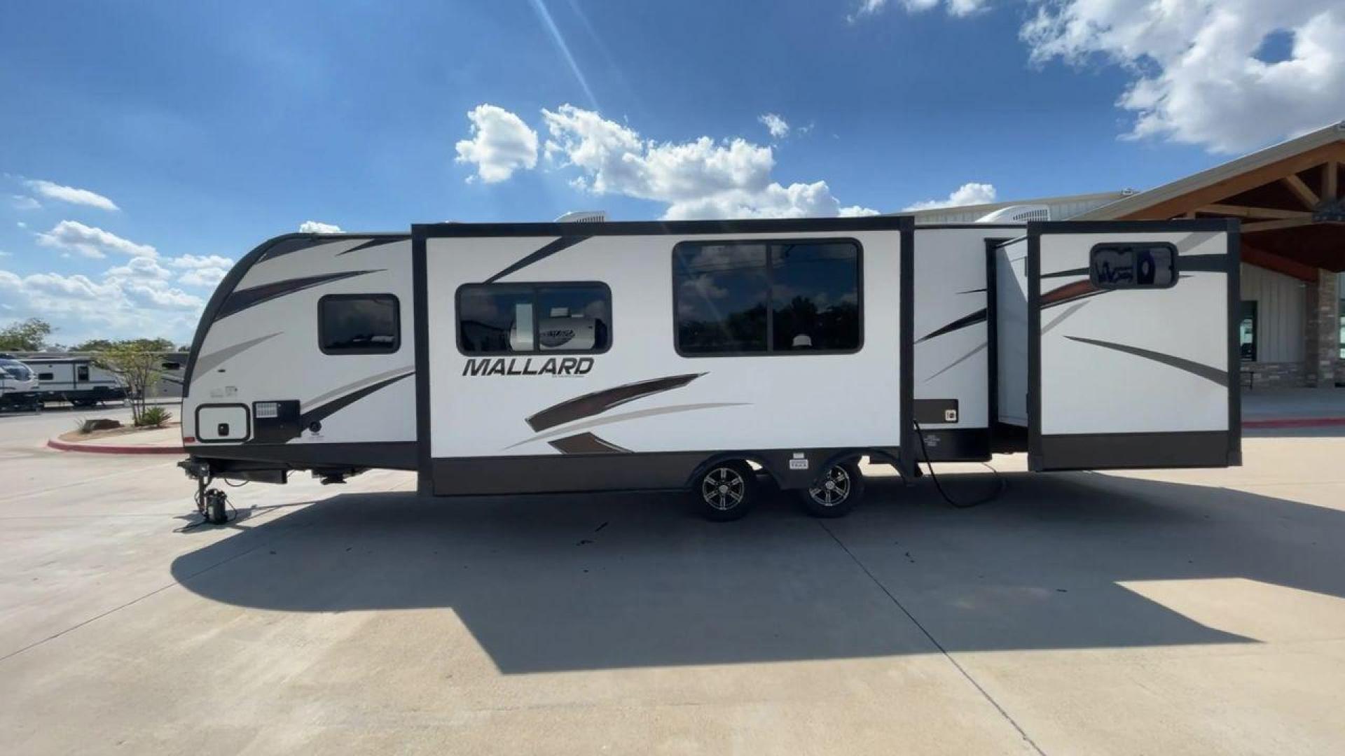 2019 HEARTLAND MALLARD M33 (5SFNB3720KE) , Length: 36.7 ft. | Dry Weight: 7,840 lbs. | Gross Weight: 8,600 lbs. | Slides: 3 transmission, located at 4319 N Main Street, Cleburne, TX, 76033, (817) 221-0660, 32.435829, -97.384178 - Photo#6