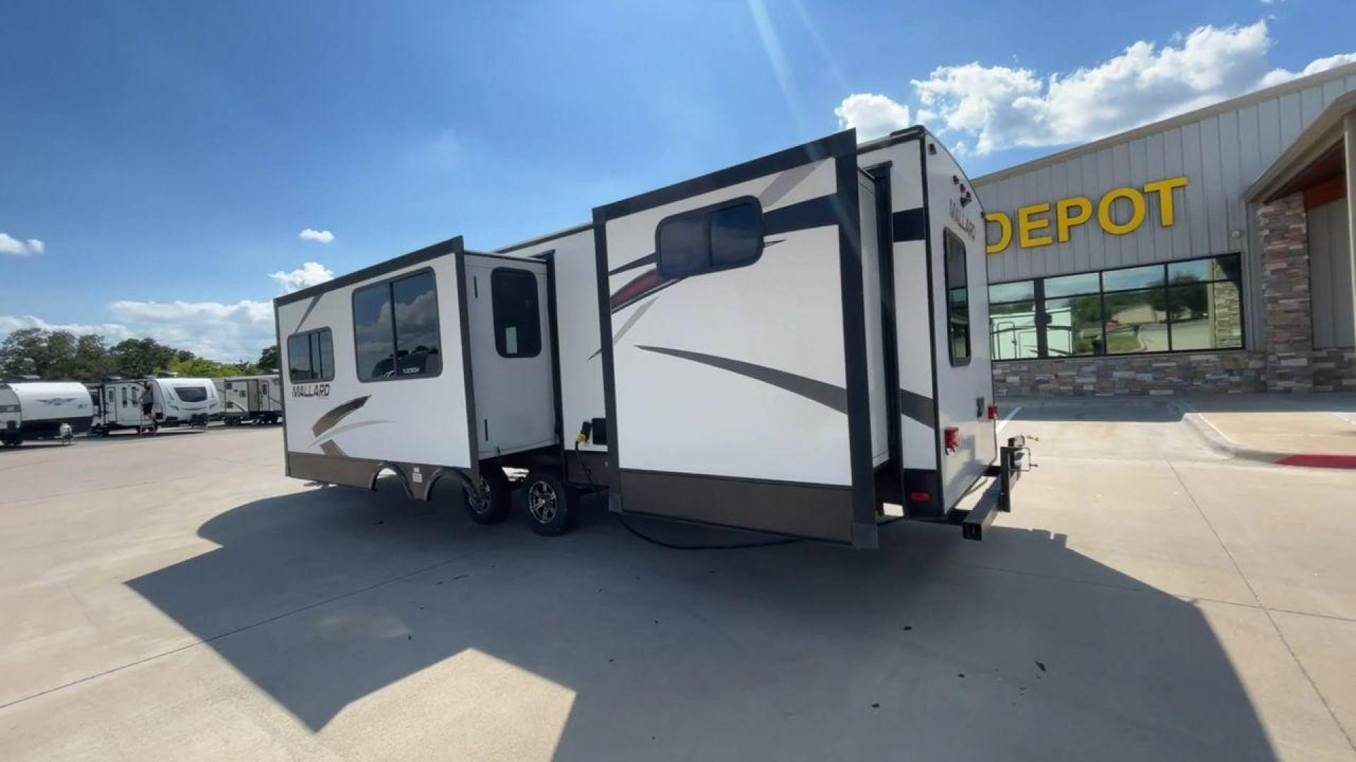 2019 HEARTLAND MALLARD M33 (5SFNB3720KE) , Length: 36.7 ft. | Dry Weight: 7,840 lbs. | Gross Weight: 8,600 lbs. | Slides: 3 transmission, located at 4319 N Main Street, Cleburne, TX, 76033, (817) 221-0660, 32.435829, -97.384178 - Photo#7