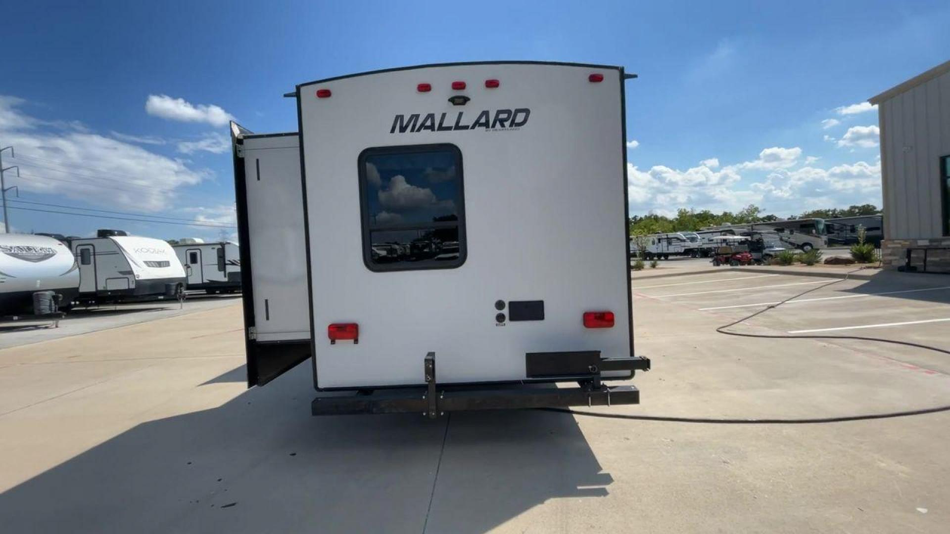 2019 HEARTLAND MALLARD M33 (5SFNB3720KE) , Length: 36.7 ft. | Dry Weight: 7,840 lbs. | Gross Weight: 8,600 lbs. | Slides: 3 transmission, located at 4319 N Main Street, Cleburne, TX, 76033, (817) 221-0660, 32.435829, -97.384178 - Photo#8