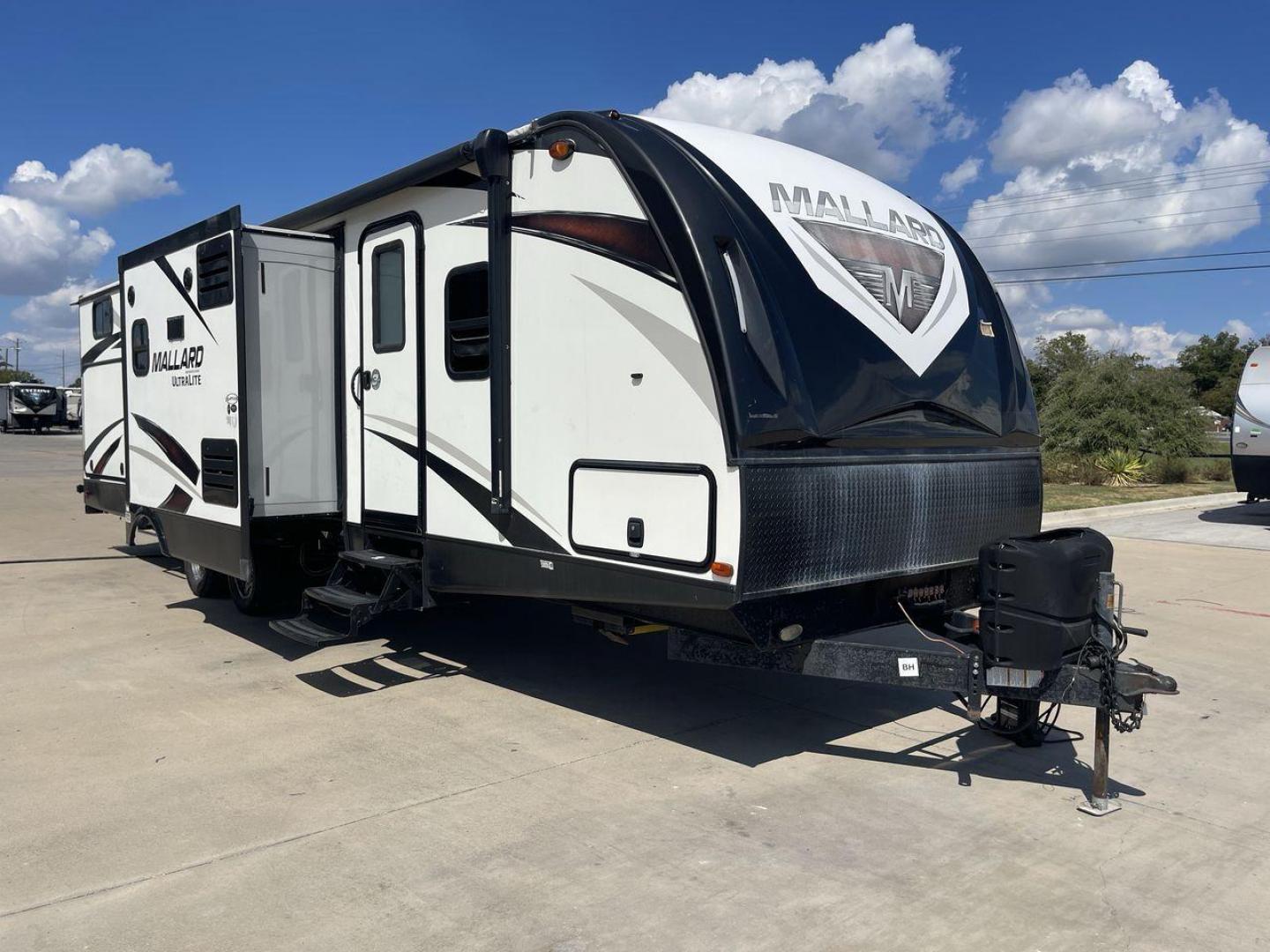 2019 HEARTLAND MALLARD M33 (5SFNB3720KE) , Length: 36.7 ft. | Dry Weight: 7,840 lbs. | Gross Weight: 8,600 lbs. | Slides: 3 transmission, located at 4319 N Main Street, Cleburne, TX, 76033, (817) 221-0660, 32.435829, -97.384178 - Photo#22