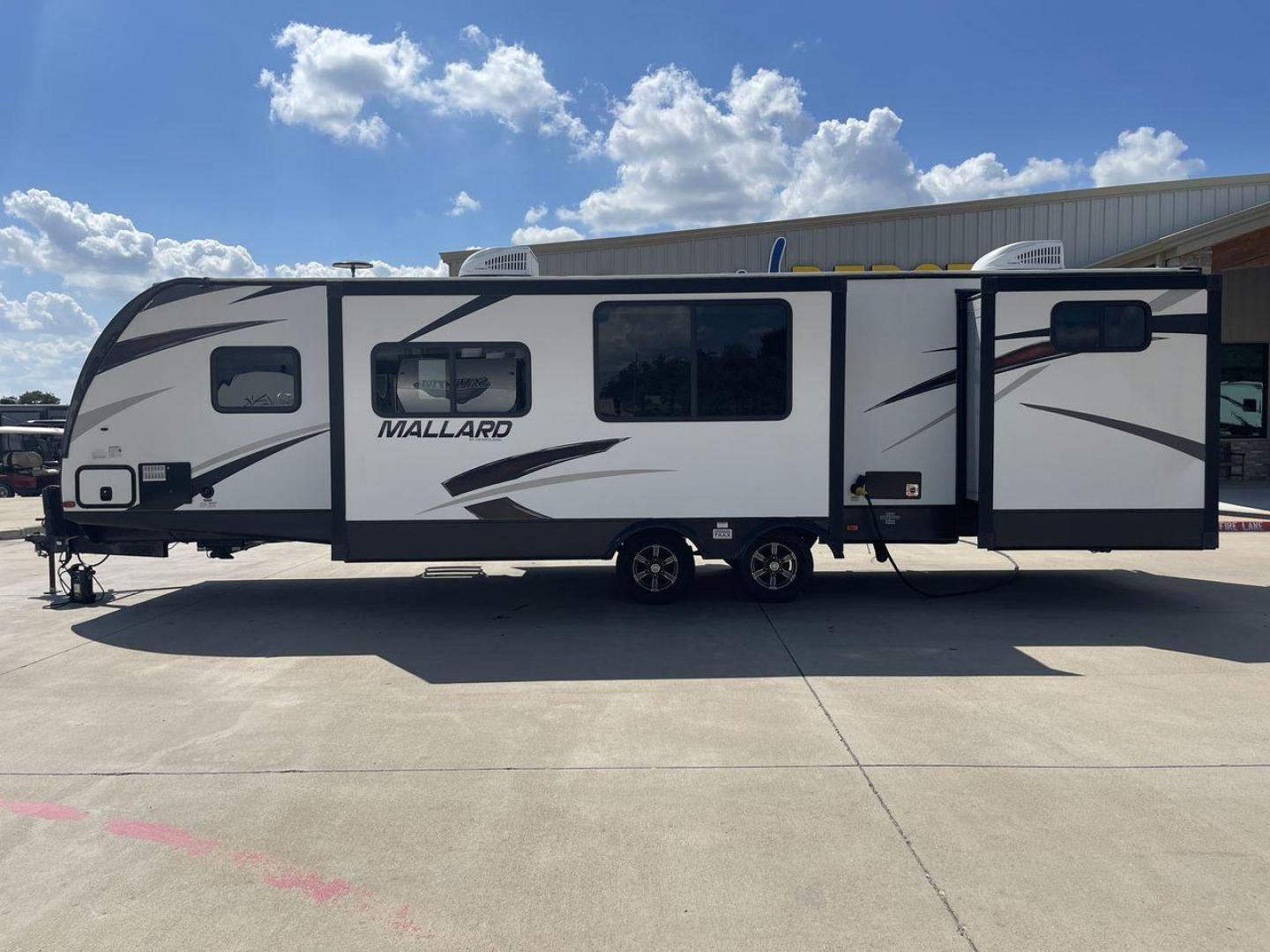 2019 HEARTLAND MALLARD M33 (5SFNB3720KE) , Length: 36.7 ft. | Dry Weight: 7,840 lbs. | Gross Weight: 8,600 lbs. | Slides: 3 transmission, located at 4319 N Main Street, Cleburne, TX, 76033, (817) 221-0660, 32.435829, -97.384178 - Photo#23