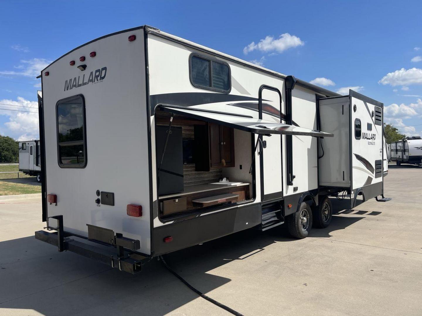 2019 HEARTLAND MALLARD M33 (5SFNB3720KE) , Length: 36.7 ft. | Dry Weight: 7,840 lbs. | Gross Weight: 8,600 lbs. | Slides: 3 transmission, located at 4319 N Main Street, Cleburne, TX, 76033, (817) 221-0660, 32.435829, -97.384178 - Photo#24