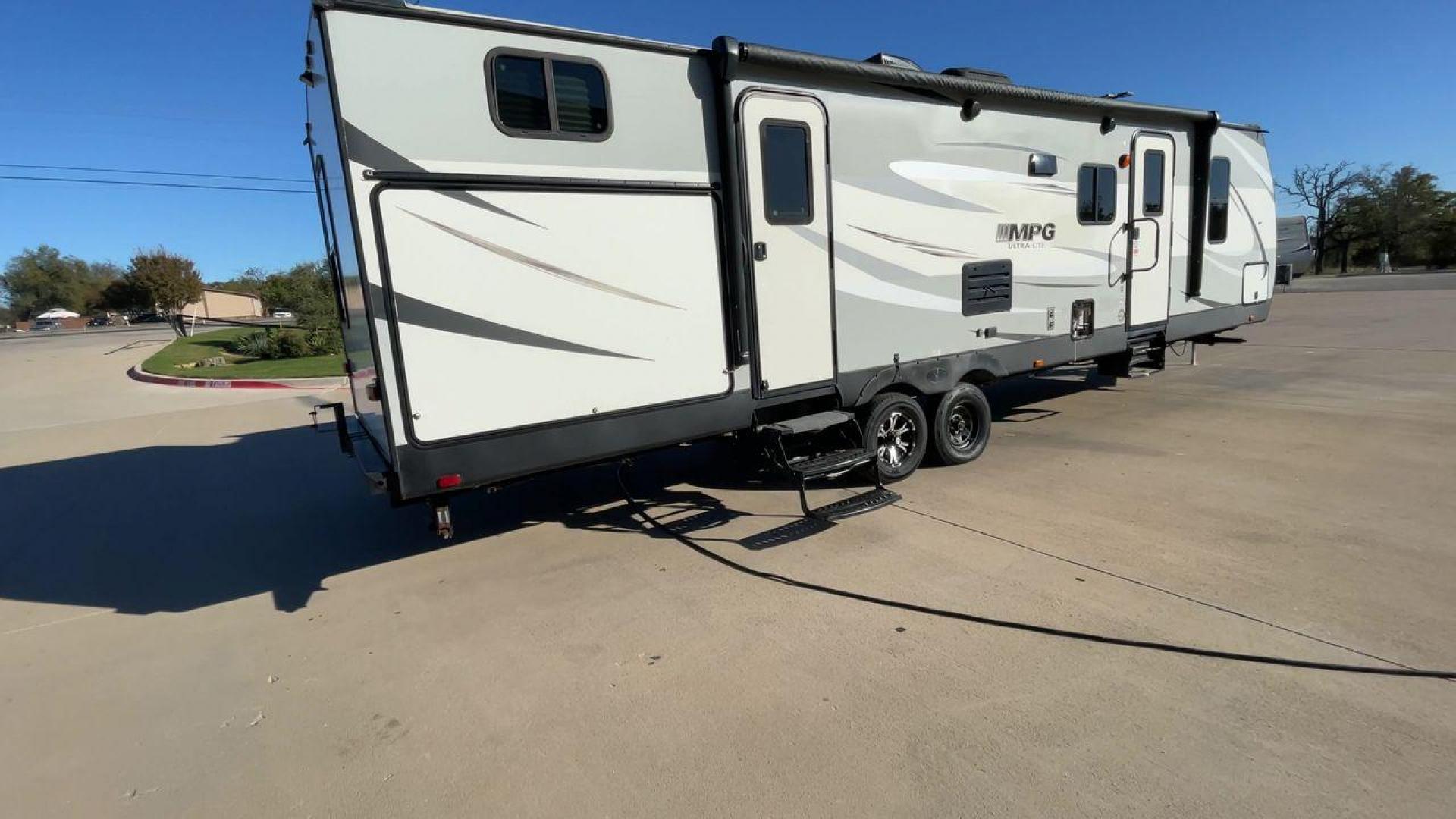 2019 HEARTLAND MPG 3100BH (5RXHB362XK2) , Length: 36.42 ft. | Dry Weight: 6,930 lbs. | Gross Weight: 9,655 lbs. | Slides: 2 transmission, located at 4319 N Main Street, Cleburne, TX, 76033, (817) 221-0660, 32.435829, -97.384178 - The 2019 Heartland MPG 3100BH travel trailer features an impressive exterior with a sleek, modern design. It measures 36.42 feet in length, providing ample space while maintaining a manageable profile for towing. The trailer includes two slideouts, which enhance the living space when parked. The tra - Photo#1