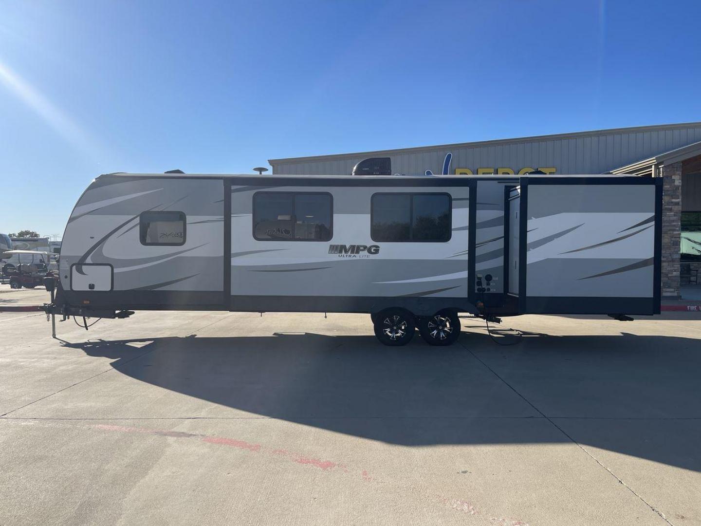 2019 HEARTLAND MPG 3100BH (5RXHB362XK2) , Length: 36.42 ft. | Dry Weight: 6,930 lbs. | Gross Weight: 9,655 lbs. | Slides: 2 transmission, located at 4319 N Main Street, Cleburne, TX, 76033, (817) 221-0660, 32.435829, -97.384178 - The 2019 Heartland MPG 3100BH travel trailer features an impressive exterior with a sleek, modern design. It measures 36.42 feet in length, providing ample space while maintaining a manageable profile for towing. The trailer includes two slideouts, which enhance the living space when parked. The tra - Photo#24