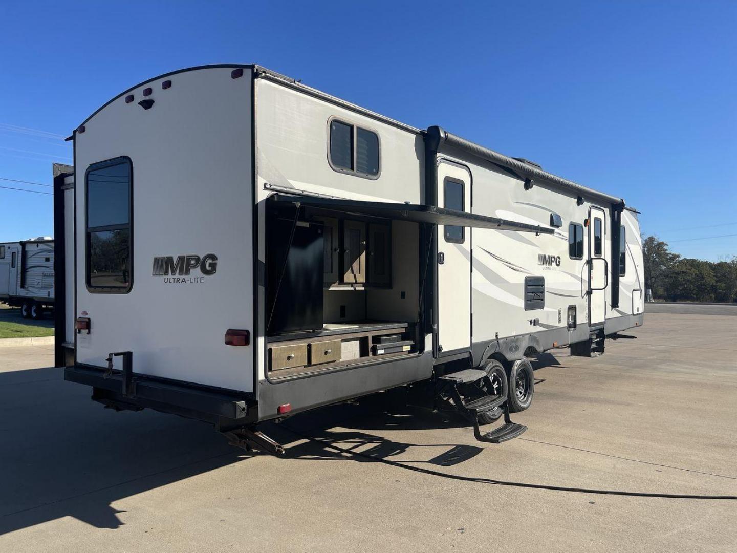 2019 HEARTLAND MPG 3100BH (5RXHB362XK2) , Length: 36.42 ft. | Dry Weight: 6,930 lbs. | Gross Weight: 9,655 lbs. | Slides: 2 transmission, located at 4319 N Main Street, Cleburne, TX, 76033, (817) 221-0660, 32.435829, -97.384178 - The 2019 Heartland MPG 3100BH travel trailer features an impressive exterior with a sleek, modern design. It measures 36.42 feet in length, providing ample space while maintaining a manageable profile for towing. The trailer includes two slideouts, which enhance the living space when parked. The tra - Photo#25