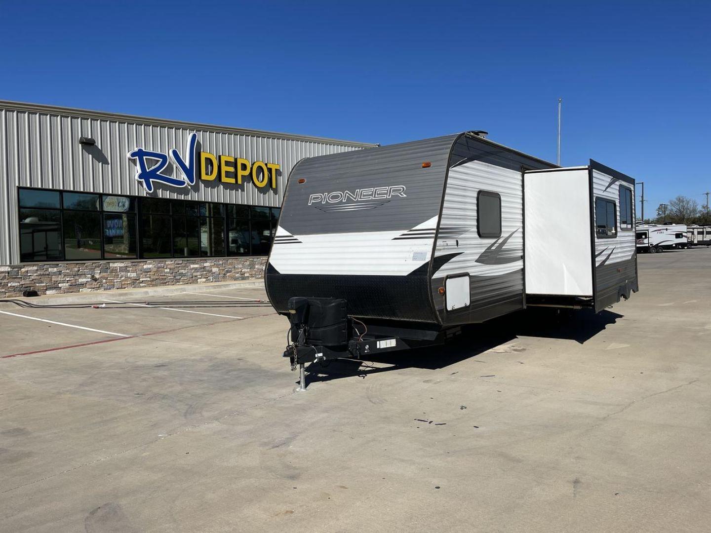 2019 HEARTLAND PIONEER BH270 (5SFPB322XKE) , Length: 31.6 ft | Dry Weight: 6,354 lbs | GVWR: 7,700 lbs | Slides: 1 transmission, located at 4319 N Main Street, Cleburne, TX, 76033, (817) 221-0660, 32.435829, -97.384178 - The 2019 Heartland Pioneer BH270 travel trailer is made to be a cozy and welcoming camping companion for families. This model has a friendly floor plan, making it a desirable option for individuals looking for a large and practical living area while traveling. This unit measures 31.6 ft in length - Photo#0