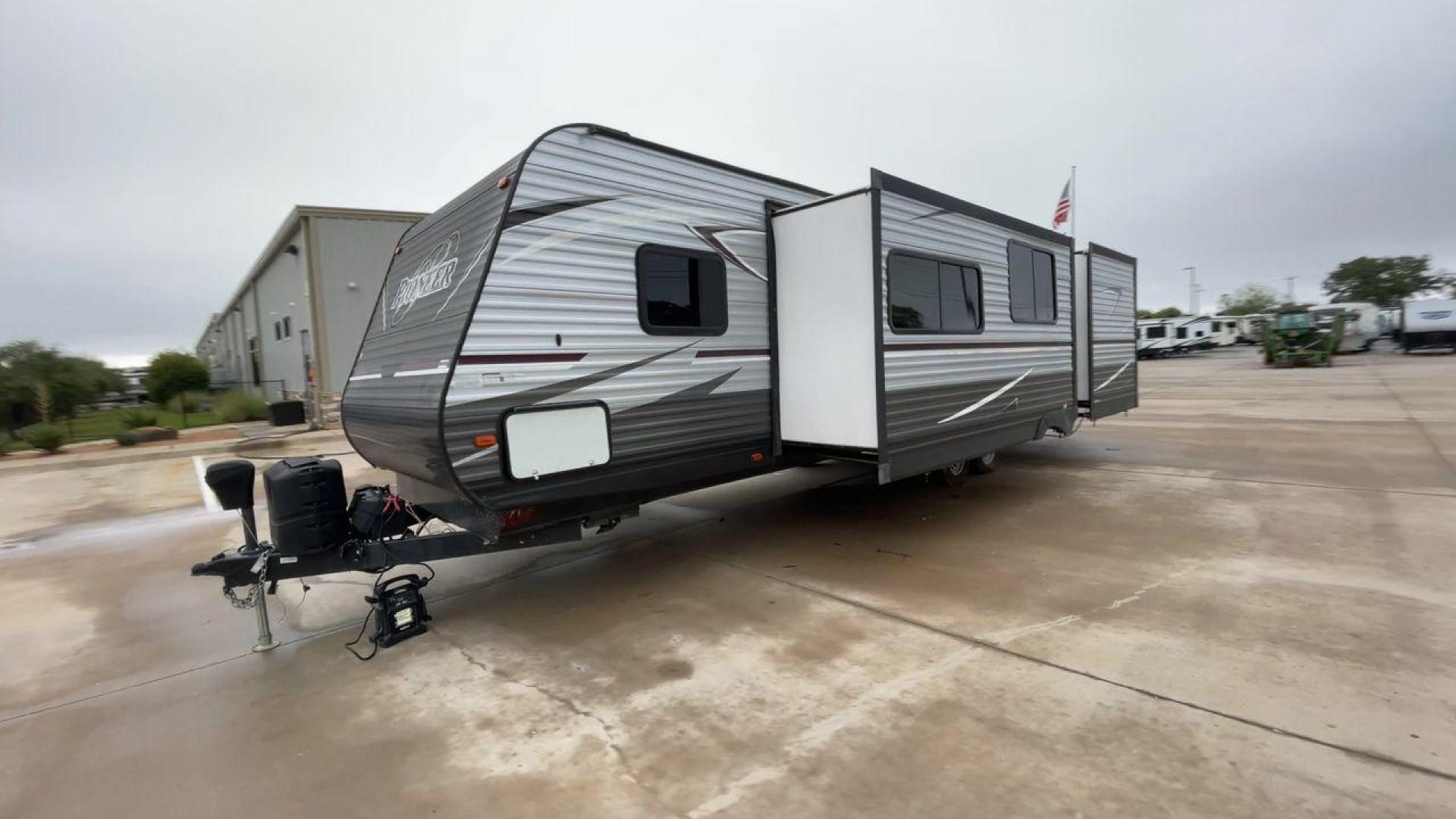 2019 GRAY HEARTLAND PIONEER DS320 (5SFPB3723KE) , Length: 37 ft. | Dry Weight: 7,612 lbs. | Slides: 2 transmission, located at 4319 N Main Street, Cleburne, TX, 76033, (817) 221-0660, 32.435829, -97.384178 - The 2019 Heartland Pioneer DS320 is designed to provide comfort and practicality for adventurers. Measuring 37 feet in length, this RV offers ample space for families or groups. Its dry weight of 7,612 lbs makes it towable by a variety of vehicles while maintaining stability on the road. This unit f - Photo#5