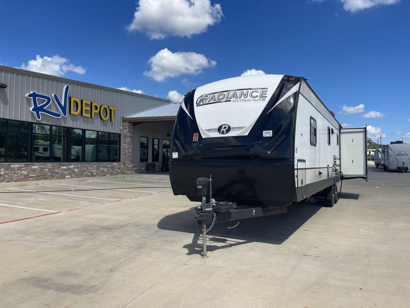 2019 HEARTLAND RADIANCE 32BH (5RXFB3620K2) , Length: 36.58 ft. | Dry Weight: 7,520 lbs | Gross Weight: 9,740 lbs. | Slides: 2 transmission, located at 4319 N Main Street, Cleburne, TX, 76033, (817) 221-0660, 32.435829, -97.384178 - Photo#0