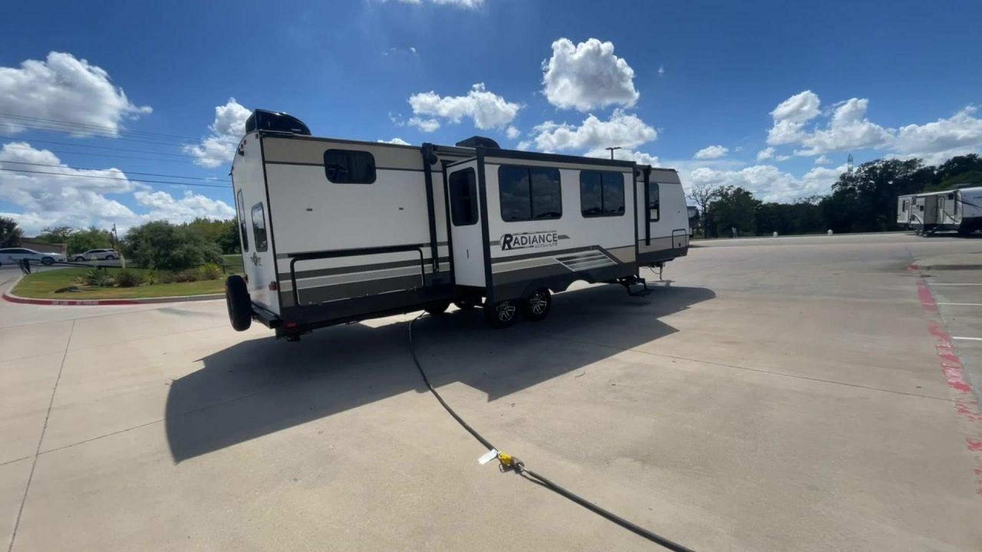 2019 HEARTLAND RADIANCE 32BH (5RXFB3620K2) , Length: 36.58 ft. | Dry Weight: 7,520 lbs | Gross Weight: 9,740 lbs. | Slides: 2 transmission, located at 4319 N Main Street, Cleburne, TX, 76033, (817) 221-0660, 32.435829, -97.384178 - Photo#1