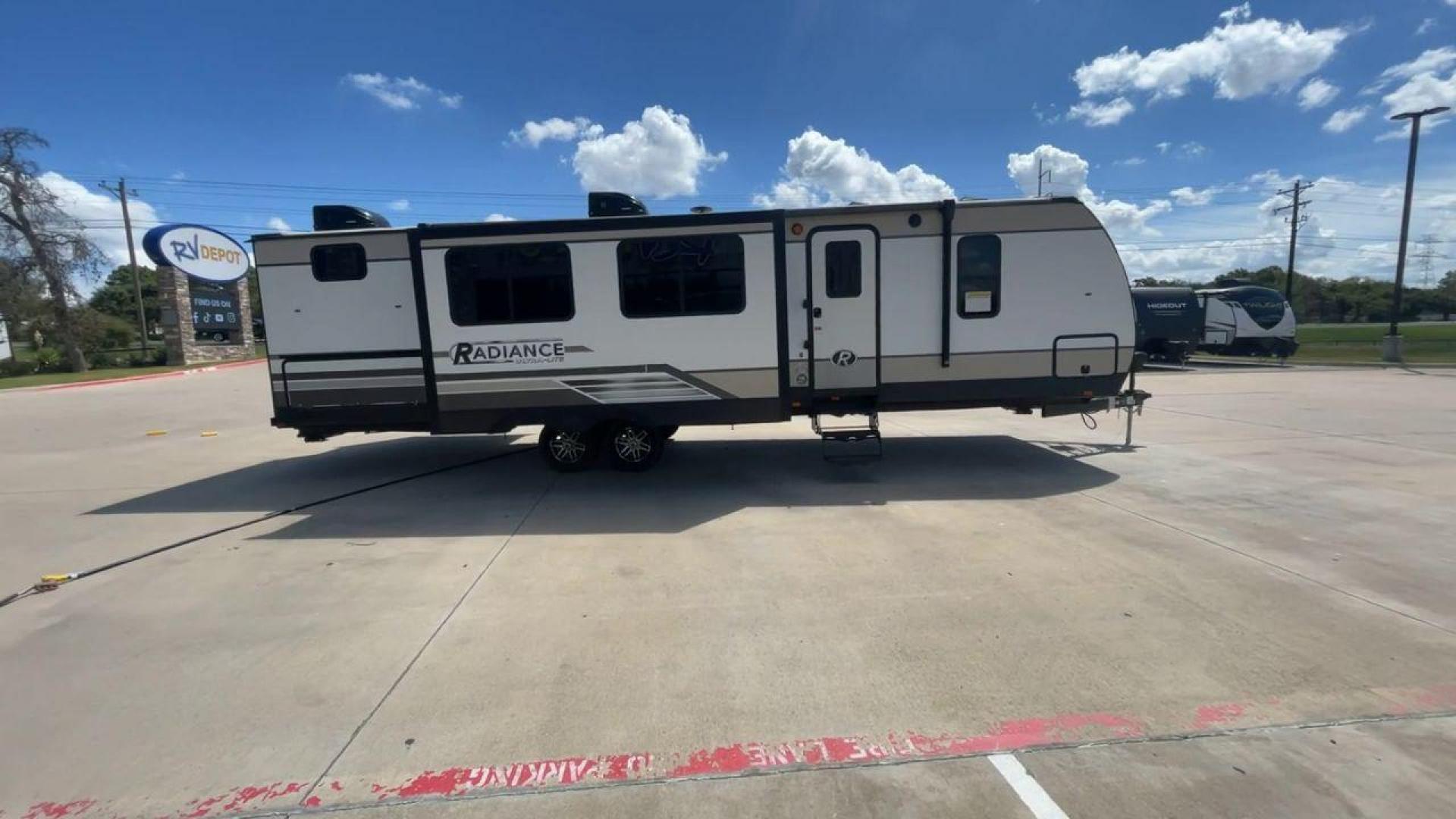 2019 HEARTLAND RADIANCE 32BH (5RXFB3620K2) , Length: 36.58 ft. | Dry Weight: 7,520 lbs | Gross Weight: 9,740 lbs. | Slides: 2 transmission, located at 4319 N Main Street, Cleburne, TX, 76033, (817) 221-0660, 32.435829, -97.384178 - Photo#2