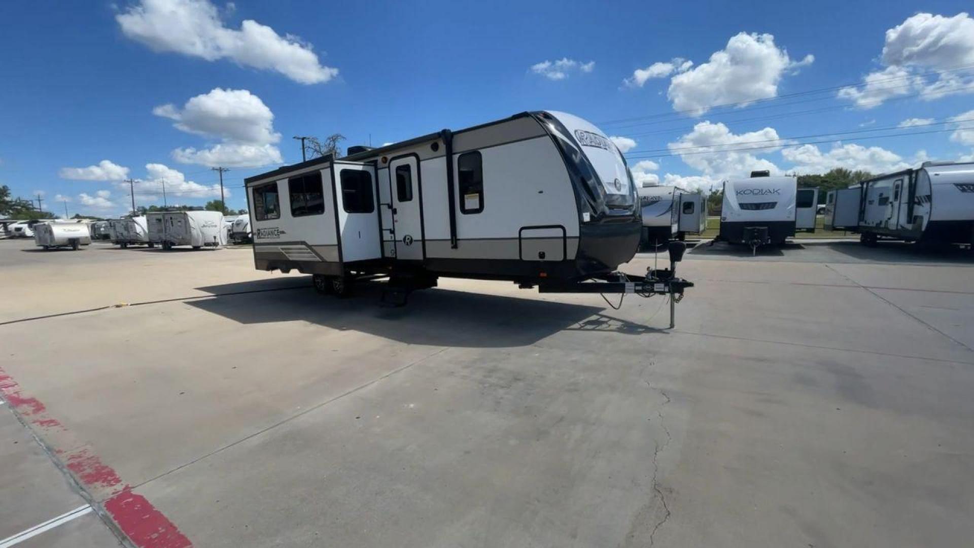 2019 HEARTLAND RADIANCE 32BH (5RXFB3620K2) , Length: 36.58 ft. | Dry Weight: 7,520 lbs | Gross Weight: 9,740 lbs. | Slides: 2 transmission, located at 4319 N Main Street, Cleburne, TX, 76033, (817) 221-0660, 32.435829, -97.384178 - Photo#3